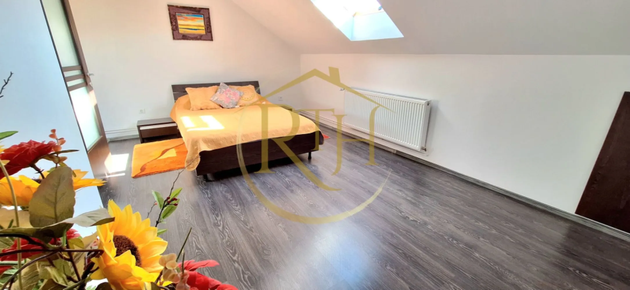 Apartament cu 2 camere, centrala proprie, aproape de Nokia, Iosefin - Acest apartament cu 2 camere, situat la etajul 1 al unei vile din zona Iosefin, pe strada Pop de Băsești, este o alegere ideală pentru cei care își doresc confort, intimitate și costuri de întreținere reduse. Situat foarte aproape de Nokia, Piata Iosefin, Gara de Nord, mijloace de transport in comun si acces rapid catre centrul orasului . Apartamentul are intrare separată și contorizare individuală, oferă un spațiu bine compartimentat, cu un dormitor primitor, un living open space integrat armonios cu bucătăria, un birou spatios si multe spatii de depozitare. Holul facilitează accesul către baie, dotată cu cabină de duș modernă.
Complet mobilat și utilat, apartamentul dispune de toate electrocasnicele necesare pentru un trai confortabil: mașină de spălat, frigider, aragaz, hotă, două televizoare și aer condiționat. Livingul este amenajat cu o canapea extensibilă, oferind un plus de funcționalitate, iar încălzirea este asigurată de o centrală proprie pe gaz, ceea ce permite un control eficient al consumului și cheltuieli minime de întreținere.
Apartamentul se închiriază complet echipat, incluzând veselă, lenjerii de pat și prosoape, toate fiind curate și igienizate. Este ideal pentru un cuplu, două fete, doi băieți sau o familie de maximum trei persoane. ne dormi chiriași serioși, cu loc de muncă stabil, care să respecte spațiul și să mențină curățenia. Nu se accepta animale de companie . 
Această proprietate este disponibilă exclusiv prin RealTimHouse.ro - Un pas spre un loc doar al tau ! 
Pentru cei interesați, vizionarea online este disponibilă la linkul: https://youtu.be/eGbRMNg9YLg?is=FKeGi2skQ8D5IlCh
Prețul chiriei este de 370 euro lunar, fix, la care se adaugă o garanție de 370 euro și comisionul agenției.