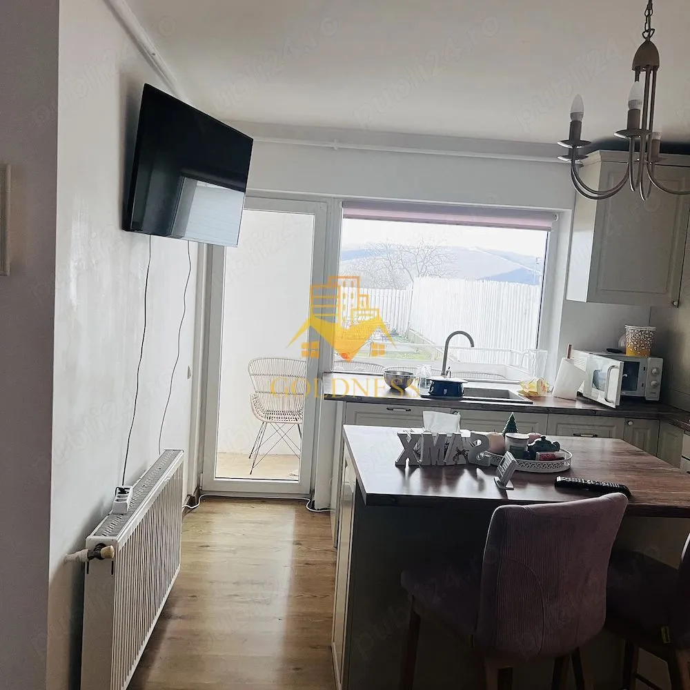 3 camere, modern, terasă 100 mp, curte, Omnia Rezidence, Apahida - GOLDNESS Imobiliare vă propune spre vânzare un apartament cu 3 camere complet mobilat și utilat, la etajul 1 într-un imobil de 5 etaje, în Omnia Rezidence.

Se află în apropierea stațiilor de transport în comun, magazine, restaurante, spații verzi, farmacii, etc.

Apartamentul este compartimentat astfel:
- dormitor cu pat matrimonial, dressing, noptiere
- dormitor cu canapea extensibilă, dressing, comodă 
- living cu bucatarie open space complet utilată și mobilată, canapea extensibilă, loc de servit masa
- baie cu cada, calorifer port prosop și dulap pentru depozitare.
- terasa de 100 mp.

Imobilul este dotat cu toate cele necesare- centrală proprie, frigider, aragaz, hotă, mașină de spălat haine, mașină de spălat vase, etc.

Dacă sunteți interesați de acest apartament și doriți să îl vizionați, dar și pentru alte oferte nu ezitați să ne contactați telefonic sau prin e-mail. Vă stăm la dispoziție!
Pentru intermediere se percepe un comision de 2% din prețul final al tranzacției!