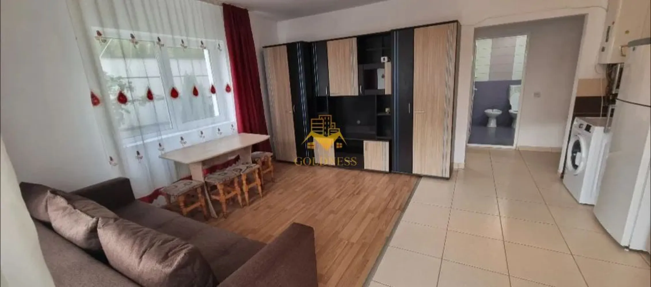2 camere, parcare, curte, Marasti, Fabricii, Mega Image - GOLDNESS Imobiliare vă propune spre închiriere un apartament cu 2 camere complet mobilat și utilat, la parter într-o casa de 2 etaje, în Cartierul Mărăști . 

Dispune de loc de parcare!

Se află în apropierea stațiilor de transport în comun, magazine, restaurante, spații verzi, farmacii, etc. 

Apartamentul este compartimentat astfel:
 - dormitor cu pat matrimonial, dressing, noptiere
 - living cu bucatarie open space complet utilată și mobilată, canapea extensibilă, loc de servit masa 
 - baie cu cabina de dus, calorifer port prosop și dulap pentru depozitare.
 

Imobilul este dotat cu toate cele necesare- centrală proprie, frigider, aragaz, hotă, mașină de spălat haine, etc. 

Dacă sunteți interesați de acest apartament și doriți să îl vizionați, dar și pentru alte oferte nu ezitați să ne contactați telefonic sau prin e-mail. Vă stăm la dispoziție!
Pentru intermediere se percepe un comision de 50% din prețul chiriei