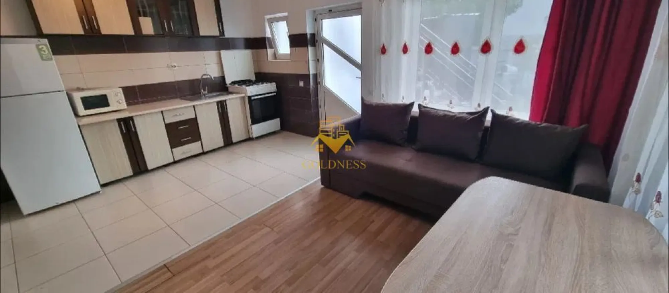 2 camere, parcare, curte, Marasti, Fabricii, Mega Image - GOLDNESS Imobiliare vă propune spre închiriere un apartament cu 2 camere complet mobilat și utilat, la parter într-o casa de 2 etaje, în Cartierul Mărăști . 

Dispune de loc de parcare!

Se află în apropierea stațiilor de transport în comun, magazine, restaurante, spații verzi, farmacii, etc. 

Apartamentul este compartimentat astfel:
 - dormitor cu pat matrimonial, dressing, noptiere
 - living cu bucatarie open space complet utilată și mobilată, canapea extensibilă, loc de servit masa 
 - baie cu cabina de dus, calorifer port prosop și dulap pentru depozitare.
 

Imobilul este dotat cu toate cele necesare- centrală proprie, frigider, aragaz, hotă, mașină de spălat haine, etc. 

Dacă sunteți interesați de acest apartament și doriți să îl vizionați, dar și pentru alte oferte nu ezitați să ne contactați telefonic sau prin e-mail. Vă stăm la dispoziție!
Pentru intermediere se percepe un comision de 50% din prețul chiriei