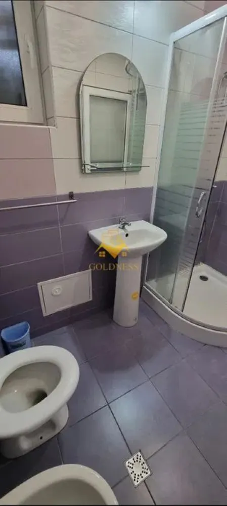 2 camere, parcare, curte, Marasti, Fabricii, Mega Image - GOLDNESS Imobiliare vă propune spre închiriere un apartament cu 2 camere complet mobilat și utilat, la parter într-o casa de 2 etaje, în Cartierul Mărăști . 

Dispune de loc de parcare!

Se află în apropierea stațiilor de transport în comun, magazine, restaurante, spații verzi, farmacii, etc. 

Apartamentul este compartimentat astfel:
 - dormitor cu pat matrimonial, dressing, noptiere
 - living cu bucatarie open space complet utilată și mobilată, canapea extensibilă, loc de servit masa 
 - baie cu cabina de dus, calorifer port prosop și dulap pentru depozitare.
 

Imobilul este dotat cu toate cele necesare- centrală proprie, frigider, aragaz, hotă, mașină de spălat haine, etc. 

Dacă sunteți interesați de acest apartament și doriți să îl vizionați, dar și pentru alte oferte nu ezitați să ne contactați telefonic sau prin e-mail. Vă stăm la dispoziție!
Pentru intermediere se percepe un comision de 50% din prețul chiriei