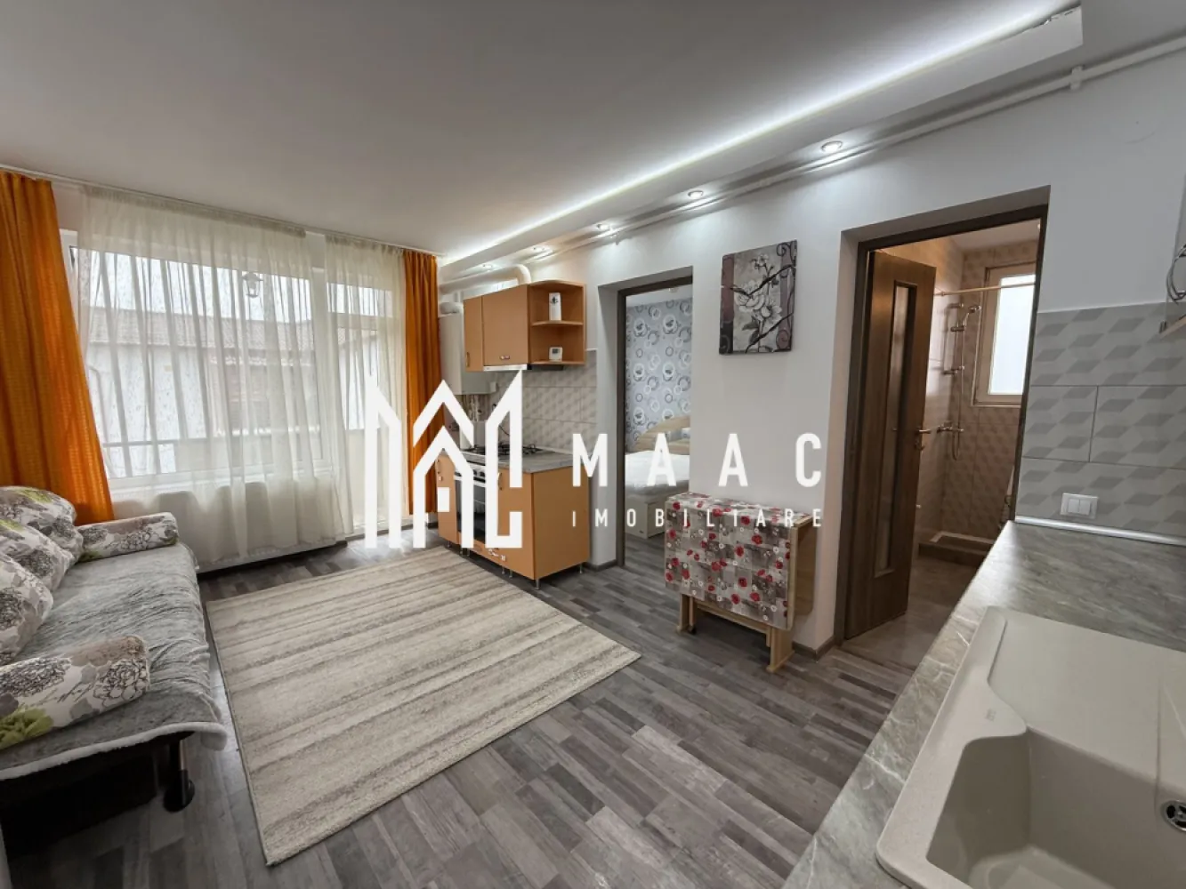 Apartament 2 camere | Balcon | Parcare | Arhitectilor - MAAC Imobiliare vă prezintă un apartament cu 2 camere, situat la etajul 3 al unui imobil din Cartierul Arhitecților.

Caracteristici:
Apartament cu 2 camere, ideal pentru locuință proprie sau investiție.
Suprafață utilă de 31,5 mp și suprafață totală de 34,5 mp.
Etaj 3/3.
An construcție 2017.
Orientare sud-vest, care asigură lumină naturală pe parcursul zilei.
Apartamentul a fost renovat complet recent.

Compartimentare:
Living open space cu bucătărie, cu acces direct pe balcon.
Balcon deschis, cu suprafața de aproximativ 3 mp.
Dormitor mobilat complet.
Baie dotată cu geam pentru aerisire naturală.

Dotări și confort:
Centrală termică proprie cu calorifere.
Apartamentul se vinde complet mobilat și utilat, exact ca în poze.

Avantaje locație:
Acces rapid către oraș, mijloace de transport în comun și principalele puncte de interes.
În apropiere se regăsesc magazine, servicii și facilități necesare traiului zilnic.

Pentru mai multe detalii, precizati telefonic ca ati vizionat anuntul cu ID: CP2938955