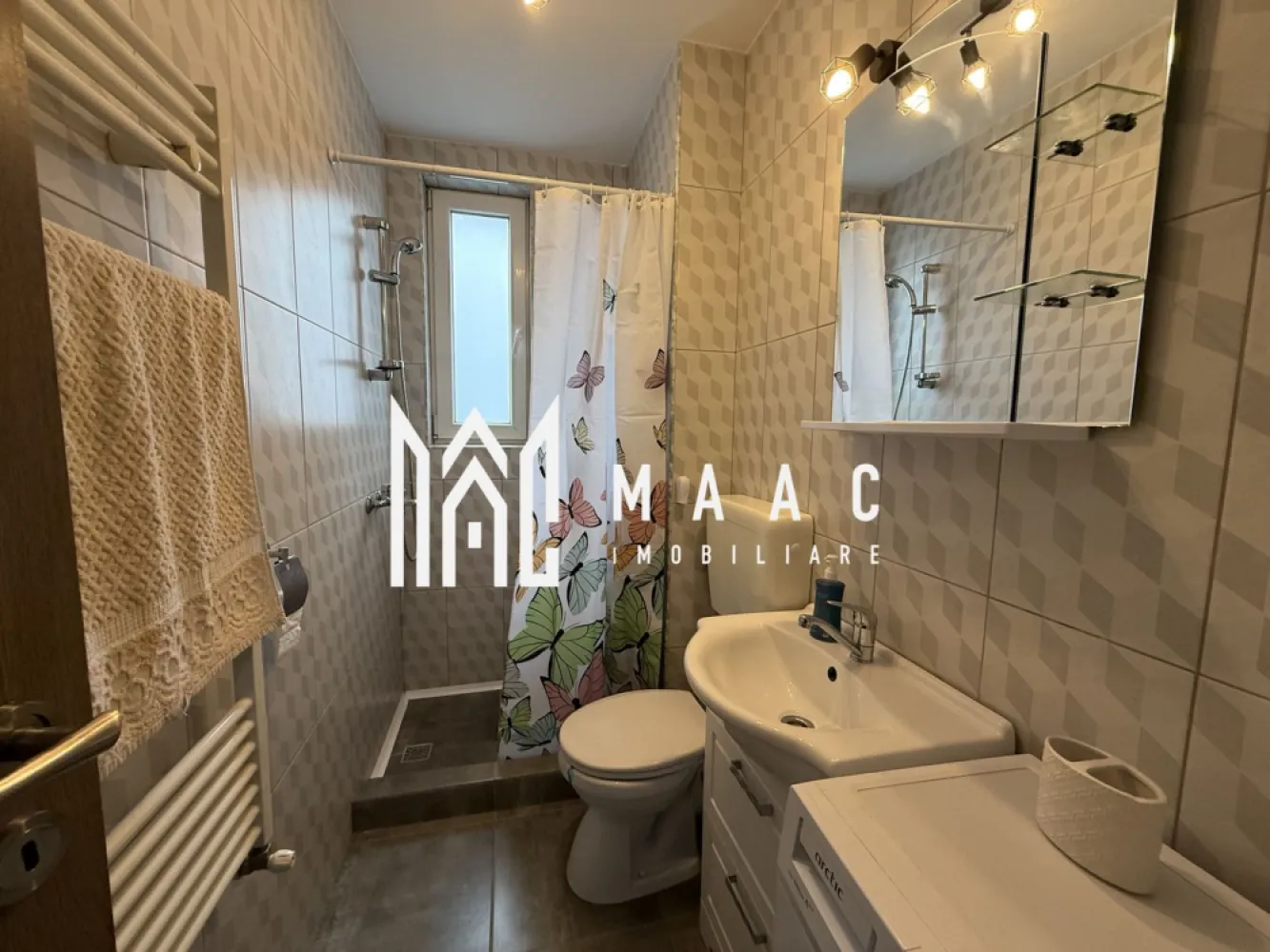 Apartament 2 camere | Balcon | Parcare | Arhitectilor - MAAC Imobiliare vă prezintă un apartament cu 2 camere, situat la etajul 3 al unui imobil din Cartierul Arhitecților.

Caracteristici:
Apartament cu 2 camere, ideal pentru locuință proprie sau investiție.
Suprafață utilă de 31,5 mp și suprafață totală de 34,5 mp.
Etaj 3/3.
An construcție 2017.
Orientare sud-vest, care asigură lumină naturală pe parcursul zilei.
Apartamentul a fost renovat complet recent.

Compartimentare:
Living open space cu bucătărie, cu acces direct pe balcon.
Balcon deschis, cu suprafața de aproximativ 3 mp.
Dormitor mobilat complet.
Baie dotată cu geam pentru aerisire naturală.

Dotări și confort:
Centrală termică proprie cu calorifere.
Apartamentul se vinde complet mobilat și utilat, exact ca în poze.

Avantaje locație:
Acces rapid către oraș, mijloace de transport în comun și principalele puncte de interes.
În apropiere se regăsesc magazine, servicii și facilități necesare traiului zilnic.

Pentru mai multe detalii, precizati telefonic ca ati vizionat anuntul cu ID: CP2938955