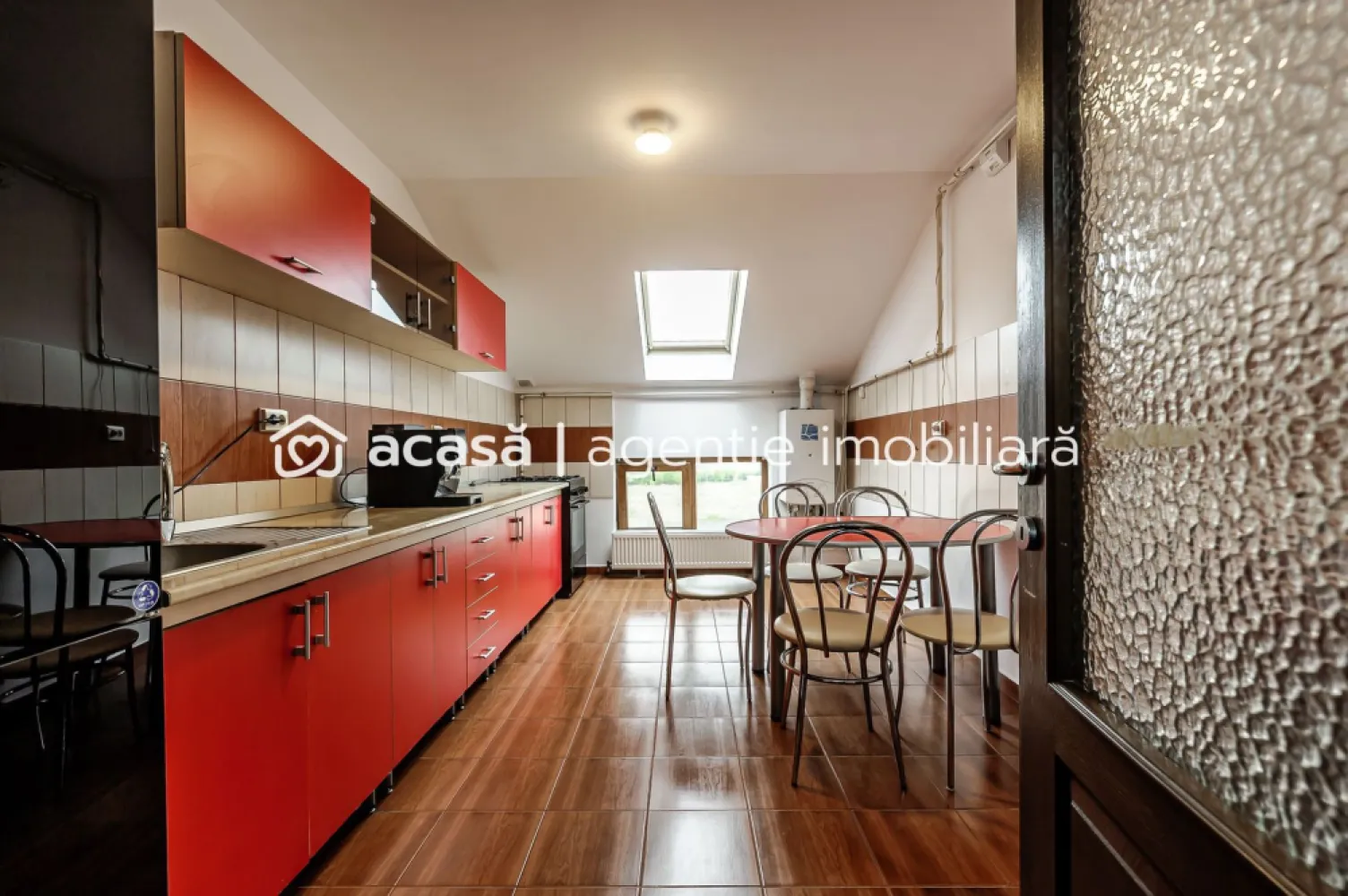 Apartament 2 camere - 81 mp - Voinicilor, Micalaca - COMISION 0% - Vă propun spre vânzare un apartament spațios, situat într-un bloc construit în 2006, pe strada Voinicilor din cartierul Micalaca. Imobilul este izolat termic și dispune de acoperiș din tablă, fiind o alegere ideală pentru o locuință confortabilă și bine întreținută. 🔹 Caracteristici apartament: - 2 camere spațioase - Suprafață construită: 81 mp (conform CF), 61 mp util - Mansardă (etaj 4) - Se vinde mobilat și utilat, conform fotografiilor 🔹 Dotări și beneficii: - Centrală termică pe gaz - Geamuri termopan - Aer condiționat - Loc de parcare lângă bloc Apartamentul este pregătit pentru mutare imediată, fără investiții suplimentare, fiind ideal atât pentru locuință proprie, cât și pentru investiție. 📞 Pentru mai multe detalii sau pentru a programa o vizionare, mă puteți contacta la 0755 274 519 - Daniel Hord – Consultant imobiliar Nu dispui de toată suma? Te ajutăm noi gratuit! Îți obținem oferte de la 16 bănci. Ai o proprietate de vânzare în Arad și vrei să știi cât valorează cu adevărat? Birou: ACASĂ | Agenție imobiliară Arad Adresă: Bulevardul Decebal 2, Arad 310133 }}