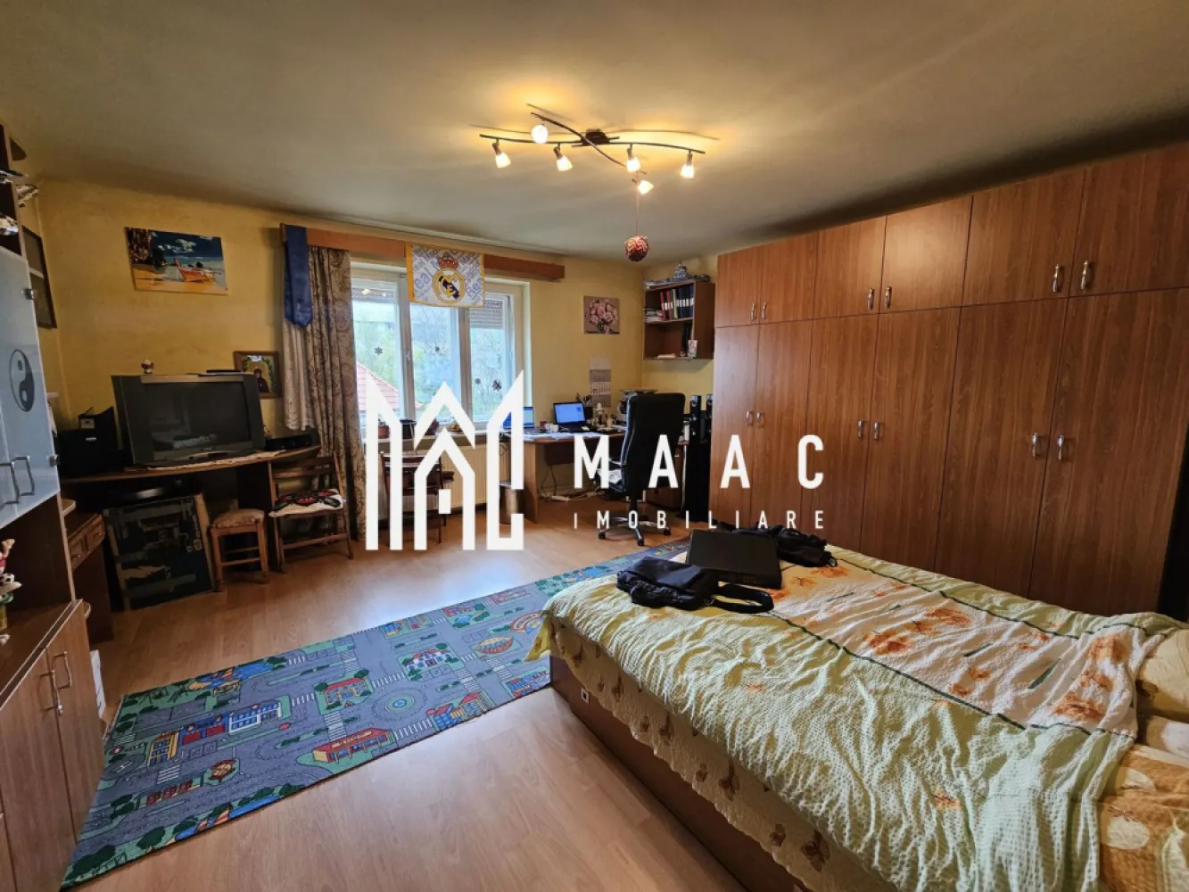 Casa 7 camere | Teren 1000 mp | 270 mp utili | Sub Arini - MAAC Imobiliare vă propune spre vânzare o casa situată într-una dintre cele mai apreciate și exclusiviste zone ale Sibiului – Calea Dumbrăvii, la doar 100 de metri de Parcul Sub Arini. Detalii proprietate: Suprafață teren: 994 mp Deschidere la stradă: 26 ml Suprafață totală construită: 318 mp Suprafață utilă: 270 mp Regim de înălțime: D+P+E+Pod (pod mansardabil, pe toată suprafața casei) Construcție solidă, renovată complet în anul 2003 Compartimentare: Demisol – 93 mp Living Hol Bucătărie Baie Pivniță Cameră tehnică (centrală) + spațiu depozitare Parter – 115 mp Living Dormitor Bucătărie Birou Baie cu geam și cadă Hol + spațiu depozitare Etaj – 110 mp 3 dormitoare decomandate Baie cu cadă Spațiu depozitare Terasă închisă Pod Pe toată suprafața casei Alte beneficii: Garaje în partea din spate a curții Terasa Sistem fotovoltaic nou instalat: panouri electrice + baterii HUAWEI 5kW Curte spațioasă, verde și bine întreținută Casa se vinde complet mobilată și utilată – pregătită pentru mutare imediată sau poate fi predată nemobilată, în funcție de preferințele cumpărătorului. Pentru mai multe detalii precizati telefonic ca ati vazut anuntul cu ID: CP2818888 }}