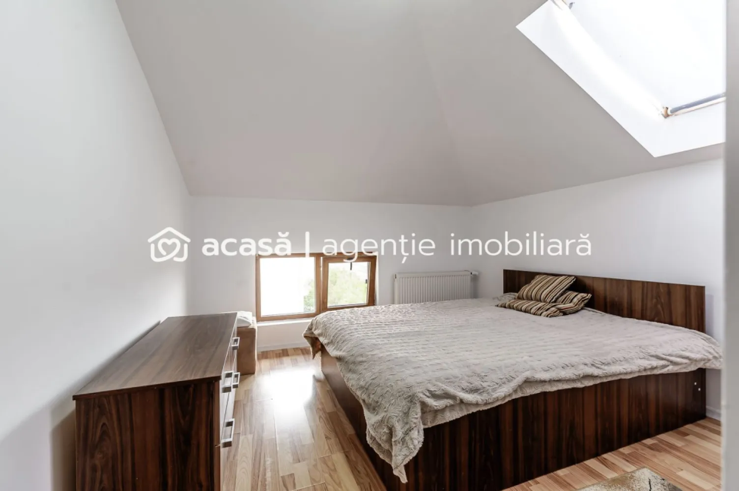 Apartament 2 camere - 81 mp - Voinicilor, Micalaca - COMISION 0% - Vă propun spre vânzare un apartament spațios, situat într-un bloc construit în 2006, pe strada Voinicilor din cartierul Micalaca. Imobilul este izolat termic și dispune de acoperiș din tablă, fiind o alegere ideală pentru o locuință confortabilă și bine întreținută. 🔹 Caracteristici apartament: - 2 camere spațioase - Suprafață construită: 81 mp (conform CF), 61 mp util - Mansardă (etaj 4) - Se vinde mobilat și utilat, conform fotografiilor 🔹 Dotări și beneficii: - Centrală termică pe gaz - Geamuri termopan - Aer condiționat - Loc de parcare lângă bloc Apartamentul este pregătit pentru mutare imediată, fără investiții suplimentare, fiind ideal atât pentru locuință proprie, cât și pentru investiție. 📞 Pentru mai multe detalii sau pentru a programa o vizionare, mă puteți contacta la 0755 274 519 - Daniel Hord – Consultant imobiliar Nu dispui de toată suma? Te ajutăm noi gratuit! Îți obținem oferte de la 16 bănci. Ai o proprietate de vânzare în Arad și vrei să știi cât valorează cu adevărat? Birou: ACASĂ | Agenție imobiliară Arad Adresă: Bulevardul Decebal 2, Arad 310133 }}