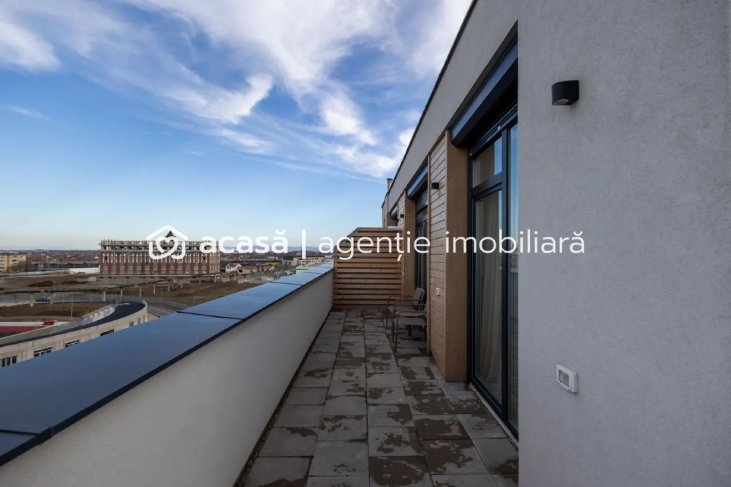 CEL MAI BUN PRET pentru un PENTHOUSE NOU – ARED LANGA AFI - COMISION 0 - Cauți un penthouse modern într-un bloc NOU, la un preț de neegalat? Acum ai ocazia! 📍 Situat în cel mai nou bloc ARED din complexul ARED AFI (finalizare: 30.11.2026), acest apartament se află într-un ansamblu securizat, cu 4 căi de acces și un parc privat de 1,6 hectare cu zone de relaxare, locuri de joacă, terenuri multisport și pistă de alergat. ✨ Detalii apartament: - Suprafață: 46 mp utili + terasă 5 mp - Etaj 6/6 | Bloc cu lift - Compartimentare: living open-space cu bucătărie, dormitor, baie, terasă 💰 Preț & Avantaje: - Cel mai bun preț pentru un penthouse NOU în ARED AFI - Se vinde nefinisat (TVA nu este inclus) - Opțiune de finisare și mobilare contracost - Loc de parcare inclus in preț ✅ Unic pe piață – raport imbatabil între preț, localizare și confort! 📞 Contactează-mă pentru detalii la 0755 274 519 - Daniel Hord – Consultant ARED - Birou Centru Nu dispui de toată suma? Te ajutăm noi gratuit! Îți obținem oferte de la 16 bănci Ai o proprietate de vânzare în Arad și vrei să știi cât valorează cu adevărat? Sună-mă pentru o evaluare GRATUITĂ! }}