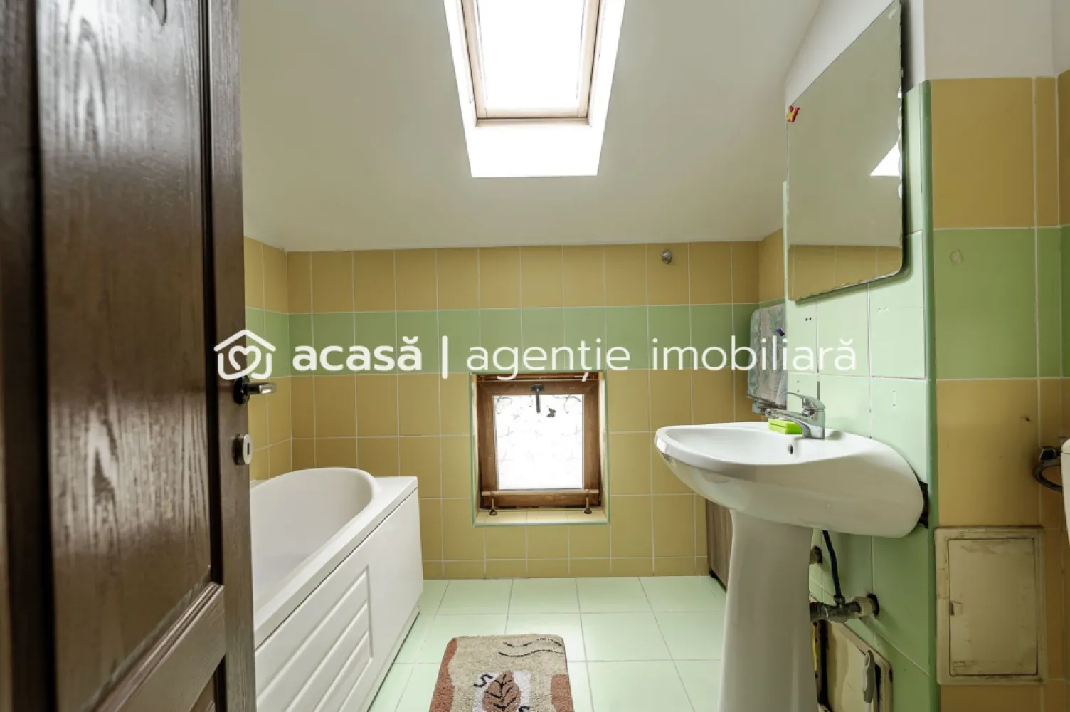 Apartament 2 camere - 81 mp - Voinicilor, Micalaca - COMISION 0% - Vă propun spre vânzare un apartament spațios, situat într-un bloc construit în 2006, pe strada Voinicilor din cartierul Micalaca. Imobilul este izolat termic și dispune de acoperiș din tablă, fiind o alegere ideală pentru o locuință confortabilă și bine întreținută. 🔹 Caracteristici apartament: - 2 camere spațioase - Suprafață construită: 81 mp (conform CF), 61 mp util - Mansardă (etaj 4) - Se vinde mobilat și utilat, conform fotografiilor 🔹 Dotări și beneficii: - Centrală termică pe gaz - Geamuri termopan - Aer condiționat - Loc de parcare lângă bloc Apartamentul este pregătit pentru mutare imediată, fără investiții suplimentare, fiind ideal atât pentru locuință proprie, cât și pentru investiție. 📞 Pentru mai multe detalii sau pentru a programa o vizionare, mă puteți contacta la 0755 274 519 - Daniel Hord – Consultant imobiliar Nu dispui de toată suma? Te ajutăm noi gratuit! Îți obținem oferte de la 16 bănci. Ai o proprietate de vânzare în Arad și vrei să știi cât valorează cu adevărat? Birou: ACASĂ | Agenție imobiliară Arad Adresă: Bulevardul Decebal 2, Arad 310133 }}