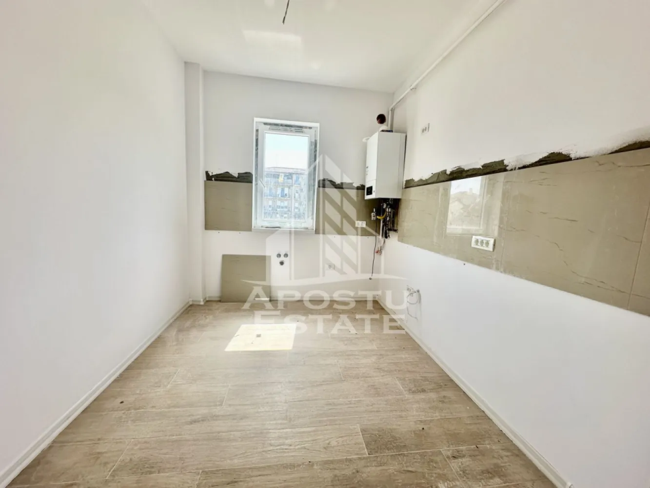 Apartament cu 2 camere, decomandat, zona Planetelor - APOSTU ESTATE va ofera spre vanzare un apartament cu 2 camere, decomandat, situat la parter, in zona Planetelor din Giroc, judetul Timis.
Dispune de o suprafata utila de 53 mp + balcon inchis de aproximativ 5 mp fiecare.
Confortul termic se realizeaza cu ajutorul centralei proprii pe gaz cu incalzire in pardoseala.
1 loc de parcare.
Regimul de inaltime al blocului este P+2+M
Geamuri tripan de la Gealan, usi Klassen.
Pe etaj sunt 3 apartamente.
Acoperis de tigla de beton, pod izolat.
Vecinatati: Lidl, Mega Image, statie autobuz, sala fitness, farmacie, Profi non stop, Kik, Pepco, etc

Compartimentare:
- living
- bucatarie inchisa
- baie
- dormitor
- balcon

Pretul este 89.000 euro negociabil
Te astept cu drag la o vizionare si poti deveni chiar tu noul proprietar al acestui apartament.
CP 2509588