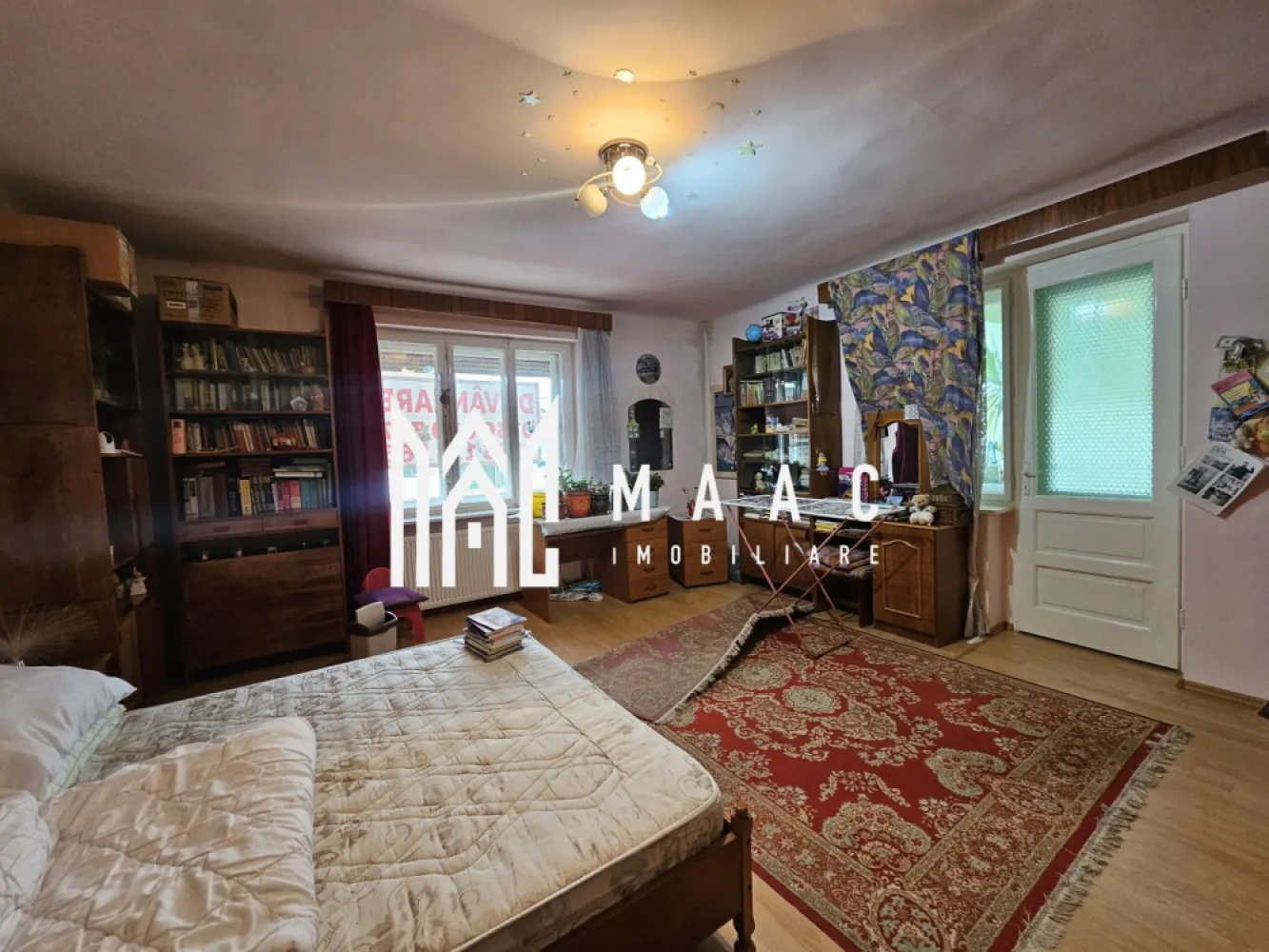 Casa 7 camere | Teren 1000 mp | 270 mp utili | Sub Arini - MAAC Imobiliare vă propune spre vânzare o casa situată într-una dintre cele mai apreciate și exclusiviste zone ale Sibiului – Calea Dumbrăvii, la doar 100 de metri de Parcul Sub Arini. Detalii proprietate: Suprafață teren: 994 mp Deschidere la stradă: 26 ml Suprafață totală construită: 318 mp Suprafață utilă: 270 mp Regim de înălțime: D+P+E+Pod (pod mansardabil, pe toată suprafața casei) Construcție solidă, renovată complet în anul 2003 Compartimentare: Demisol – 93 mp Living Hol Bucătărie Baie Pivniță Cameră tehnică (centrală) + spațiu depozitare Parter – 115 mp Living Dormitor Bucătărie Birou Baie cu geam și cadă Hol + spațiu depozitare Etaj – 110 mp 3 dormitoare decomandate Baie cu cadă Spațiu depozitare Terasă închisă Pod Pe toată suprafața casei Alte beneficii: Garaje în partea din spate a curții Terasa Sistem fotovoltaic nou instalat: panouri electrice + baterii HUAWEI 5kW Curte spațioasă, verde și bine întreținută Casa se vinde complet mobilată și utilată – pregătită pentru mutare imediată sau poate fi predată nemobilată, în funcție de preferințele cumpărătorului. Pentru mai multe detalii precizati telefonic ca ati vazut anuntul cu ID: CP2818888 }}