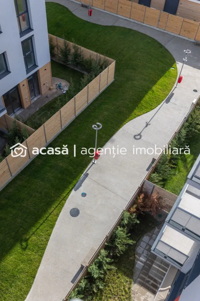 Unic în complexul ARED – Apartament cu grădină proprie - Imaginează-ți liniștea unei grădini private, la câțiva pași de viața vibrantă a orașului. Descoperă singurul apartament de la parter cu grădină și terasă proprie, situat în complexul rezidențial ARED City, zona IMAR, disponibil direct de la dezvoltator. Blocul este în construcție, predarea apartamentului se face pe data de 30.11.2026. * 3 camere * Suprafață utilă: 87 m² * Grădină: 55 m² – spațiu perfect pentru relaxare * 2 băi, 1 bucătărie * Orientare nord-est – lumină naturală echilibrată * Varianta nefinisată – îți amenajezi locuința exact așa cum îți dorești * Loc de parcare inclus în preț De ce acest proiect face diferența: • Proiect imobiliar de anvergură europeană, dezvoltat de ARED • Bloc nou, ultramodern, în construcție, cu standarde de eficiență energetică (termoizolație 20 cm) • Singurul apartament la parter cu grădină proprie – spațiu personal pentru relaxare, familie, hobby sau work-from-home • Complex supravegheat video, cu 4 căi de acces pentru siguranță și fluiditate • Parc amenajat chiar lângă complex, pentru timp liber și natură la îndemână • Conexiuni rapide către AFI Mall, restaurante, sală de fitness, mijloace de transport și zone de business Flexibilitate la achiziție: • Nefinisat – dacă vrei să-l personalizezi de la zero • Finisat – dacă vrei să te muți rapid • Complet mobilat – dacă vrei soluția “gata de locuit” Pret fără TVA: 242.921€ pt. varianta NEFINISAT ATENȚIE! Poze cu titlu ilustrativ. Pentru detalii: Jasmina Uglesits - 0740814770 Consultant imobiliar - Agenția ACASĂ Arad Nu dispui de toată suma? Te ajutăm noi gratuit! Îți obținem oferte de la 16 bănci. Ai o proprietate de vânzare în Arad și vrei să știi cât valorează cu adevărat? Sună-mă pentru o evaluare gratuită, fără obligații. Birou: ACASĂ | Agenție imobiliară Arad Bulevardul Decebal 2, Arad 310133 }}
