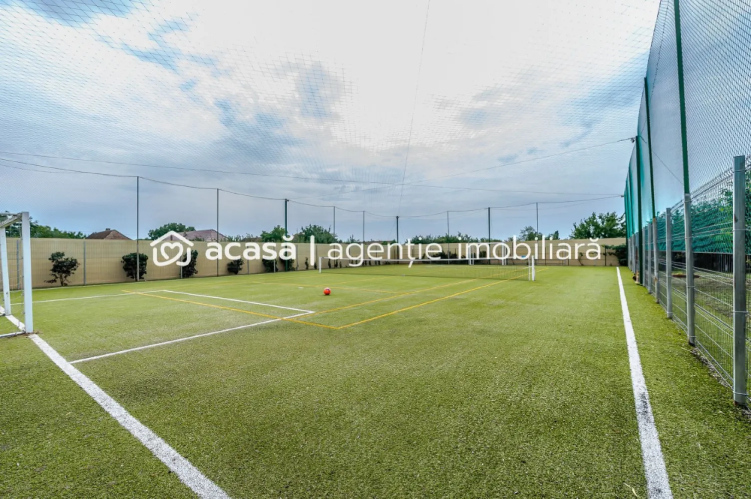 Proprietate de vis cu teren 2.880 mp și facilități PREMIUM Comision 0 - Comision 0% Vă prezentăm spre vânzare un domeniu deosebit, cu o suprafață generoasă de 2.880 mp, ce îmbină armonios confortul modern cu frumusețea naturii. 🏡 Casa veche complet renovată – consolidată prin subzidire, cu planșeu de beton la acoperiș, izolații eficiente și dotată cu panouri fotovoltaice de 20 kW, care asigură independența energetică. Proprietatea se vinde mobilată și utilată, conform fotografiilor. ✨ Facilități exterioare premium: • Piscină supraterană – ideală pentru relaxare în sezonul cald • Teren multifuncțional (tenis, fotbal, volei) – acoperit cu plasă și prevăzut cu nocturnă • Foișor, bucătărie de vară și zonă de duș exterior – perfecte pentru petreceri și seri de vară • Sistem electronic de irigație pe întreaga suprafață • Spații de depozitare și garaj dublu • Livezi cu numeroși pomi fructiferi Această proprietate reprezintă un refugiu ideal pentru familie sau o investiție, retreat sau casă de vacanță exclusivistă. 📍 Locație: Secusigiu – zonă liniștită, cu acces facil către Arad. 📞 Pentru detalii și programarea unei vizionări: Blaga Flavius – 0754467525 Consultant imobiliar acreditat APAIR (Asociația Profesională a Agenților Imobiliari din România) Nu dispui de toată suma? Te ajutăm noi gratuit! Îți obținem oferte de la 16 bănci. Ai o proprietate de vânzare în Arad și vrei să știi cât valorează cu adevărat? Birou: ACASĂ | Agenție imobiliară Arad Adresă: Bulevardul Decebal 2, Arad 310133 }}