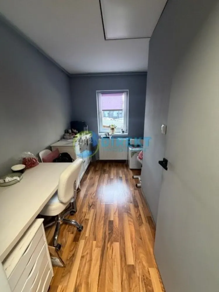 Spatiu comercial zona , Spitalul Judetean - Agentia Direkt Imobiliare propune spre vanzare spatiu comercial pozitionat la parter de bloc , locatie excelenta, cu trafic intens pietonal si auto , in apropierea Spitalului Judetean .

Spatiul este potrivit pentru :

-cabinet medical sau stomatologic

-farmacie

-salon de infrumusetere

-birou

– sediu de firma sau alt activitati comerciale

Caracteristici : -suprafata construita 76,16 mp , utila 70 mp

– acces direct din strada

– vizibilitate foarte buna

– zona intens circulata

– toate utilitatile

Compartimentare : bucatarie inchisa , 4 camere , 2 bai .