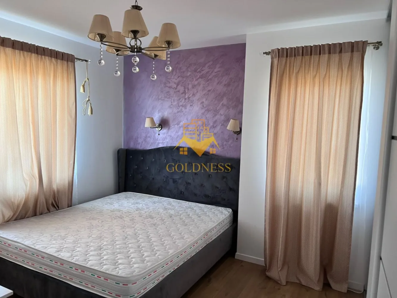 2 camere, modern, terasă, parcare,Omnia Rezidence,Apahida,Octavian P. - Va prezentam spre vânzare un apartament cu 2 camere, localizat in Apahida, Omnia Rezidence, strada Octavian Paler.

Imobilul este amplasat intr-o zona moderna si foarte bine cotată, în acelasi timp, locația ofera un cadru linițtit și confortabil pentru locuire.

Locatia este ideala atat pentru locuit, cat si pentru investitie, datorita cererii ridicate pentru inchiriere in aceasta zona.

Apartamentul detine o suprafata utila de 58 mp + terasa generoasa si este situat la etajul 1 din 2, intr-un imobil modern.
Aparamentul este compartimentat astfel

- Living spațios și luminos
- Bucătărie complet mobilată și utilată
- Dormitor matrimonial
- Baie cu cadă și geam pentru aerisire naturală
- Hol cu spații generoase de depozitare
- Dressing generos

Dotări:

- Mobilier realizat la comandă
- Electrocasnice incluse
- Șemineu electric decorativ
- TV montat pe perete
- Dressing cu uși glisante și oglinzi
- Ferestre mari ce oferă multă lumină naturală
- Finisaje moderne și materiale de calitate

Finisajele sunt moderne, iar apartamentul se vinde complet mobilat si utilat, conform fotografiilor.

Confortul termic este asigurat de centrala termica proprie, cu distributie a caldurii prin calorifere.

Apartamentul este liber de sarcini, iar ca modalitate de plata se accepta atat plata integrala, cat si achizitia prin credit ipotecar.

Pentru mai multe detalii si programarea unei vizionari, nu ezitati sa ne contactati.
Pentru intermediere se percepe un comision de 2% din prețul final al vânzării.
