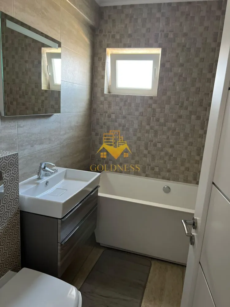 2 camere, modern, terasă, parcare,Omnia Rezidence,Apahida,Octavian P. - Va prezentam spre vânzare un apartament cu 2 camere, localizat in Apahida, Omnia Rezidence, strada Octavian Paler.

Imobilul este amplasat intr-o zona moderna si foarte bine cotată, în acelasi timp, locația ofera un cadru linițtit și confortabil pentru locuire.

Locatia este ideala atat pentru locuit, cat si pentru investitie, datorita cererii ridicate pentru inchiriere in aceasta zona.

Apartamentul detine o suprafata utila de 58 mp + terasa generoasa si este situat la etajul 1 din 2, intr-un imobil modern.
Aparamentul este compartimentat astfel

- Living spațios și luminos
- Bucătărie complet mobilată și utilată
- Dormitor matrimonial
- Baie cu cadă și geam pentru aerisire naturală
- Hol cu spații generoase de depozitare
- Dressing generos

Dotări:

- Mobilier realizat la comandă
- Electrocasnice incluse
- Șemineu electric decorativ
- TV montat pe perete
- Dressing cu uși glisante și oglinzi
- Ferestre mari ce oferă multă lumină naturală
- Finisaje moderne și materiale de calitate

Finisajele sunt moderne, iar apartamentul se vinde complet mobilat si utilat, conform fotografiilor.

Confortul termic este asigurat de centrala termica proprie, cu distributie a caldurii prin calorifere.

Apartamentul este liber de sarcini, iar ca modalitate de plata se accepta atat plata integrala, cat si achizitia prin credit ipotecar.

Pentru mai multe detalii si programarea unei vizionari, nu ezitati sa ne contactati.
Pentru intermediere se percepe un comision de 2% din prețul final al vânzării.