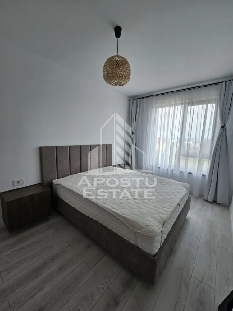 Apartament cu 2 camere, de inchiriat zona Torontalului - Agentia imobiliara APOSTU ESTATE va propune spre inchiriere un apartament cu 2 camere, situat in judetul Timis, Timisoara,zona Torontalului o zona linistita si bine pozitionata pentru cupluri sau familii care isi doresc o locuinta unde sa se simta confortabil si cu acces facil catre scoli, supermarketuri .

Suprafata utila: 52 mp

Compartimentare eficienta:

-Hol de acces.
-Living room spatios si luminos, cu acces catre balcon.
-Bucatarie mobiliata si utilata cu o camaruta pentru depozitare
-Dormitor matrimonial.
-Baie cu dus

Confort si facilitati:

-Incalzirea apartamentului: Incalzirea este realizata prin centrala proprie.

-Nu se accepta animale de companie de catre proprietar.

Localizare:

-Timis, Timisoara, zona Torontalului

Ideal pentru:
-Cupluri.
-Persoane singure.
-Familii

Loc parcare subteran inclus in pret

Pret chirie lunara: 550euro

Programeaza o vizionare pentru a-ti putea imagina viitorul aici!

ID Intern:CP3158313 !