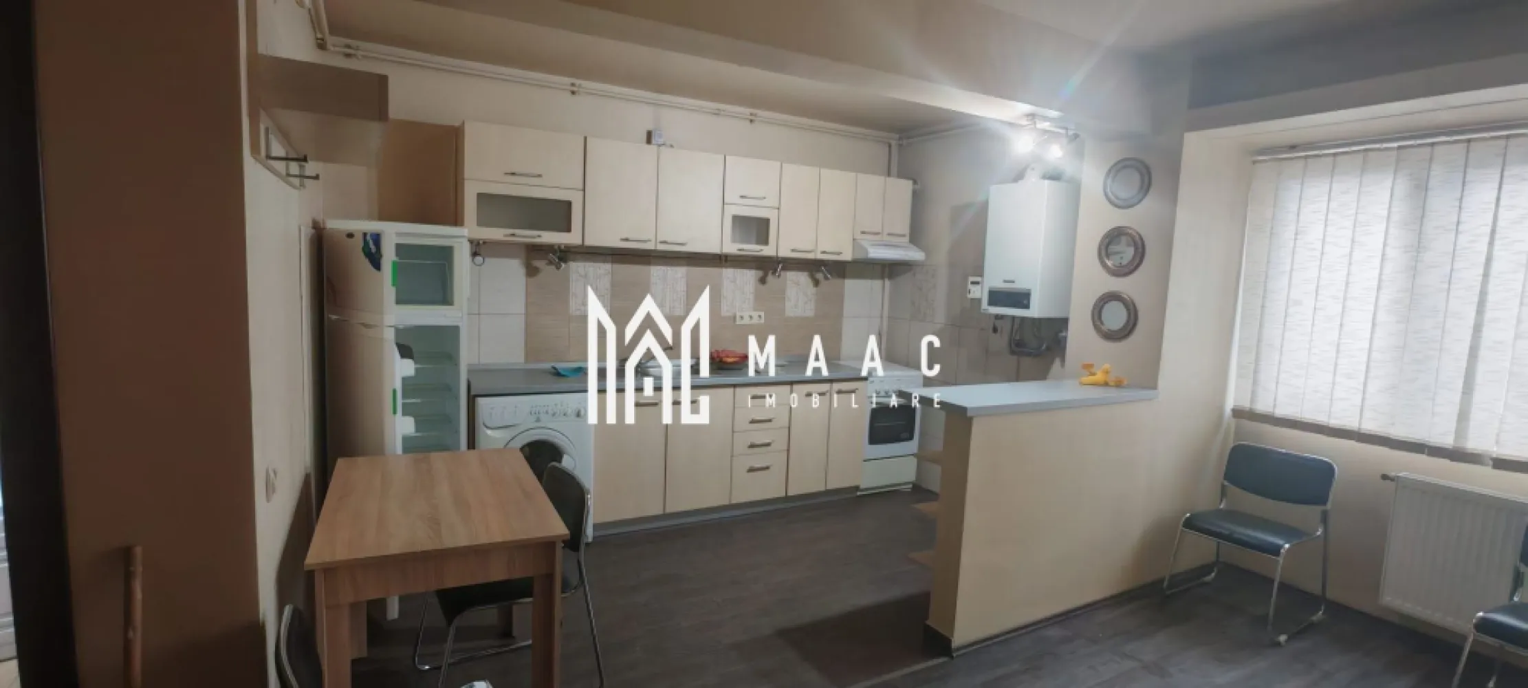 Apartament de închiriat Sibiu | 2 camere | Terezian, decomandat - Apartament de închiriat în Sibiu, zona Terezian, cu 2 camere decomandate, 55 mp utili, etaj 3, balcon și finisaje moderne, mobilat și utilat complet.

Detalii proprietate:
• Suprafață utilă: 55 mp
• Compartimentare: 2 camere decomandate
• Compartimentare interioară: living, dormitor, bucătărie, baie și balcon
• Etaj: 3
• Stare interioară: finisat modern
• Apartament mobilat și utilat complet
• An construcție imobil: 2011
• Confort: 1
• Baie: 1

Proprietatea este situată în Sibiu, în zona Terezian, conform datelor din anunț. Prezentarea rămâne strict bazată pe localizarea confirmată și pe caracteristicile apartamentului.

Pentru detalii suplimentare și programarea unei vizionări, contactați echipa MAAC Imobiliare. Nu se acceptă chiriași cu animale de companie. Cod anunț CP3216319.

Conținut optimizat cu AI, aprobat de agent uman.