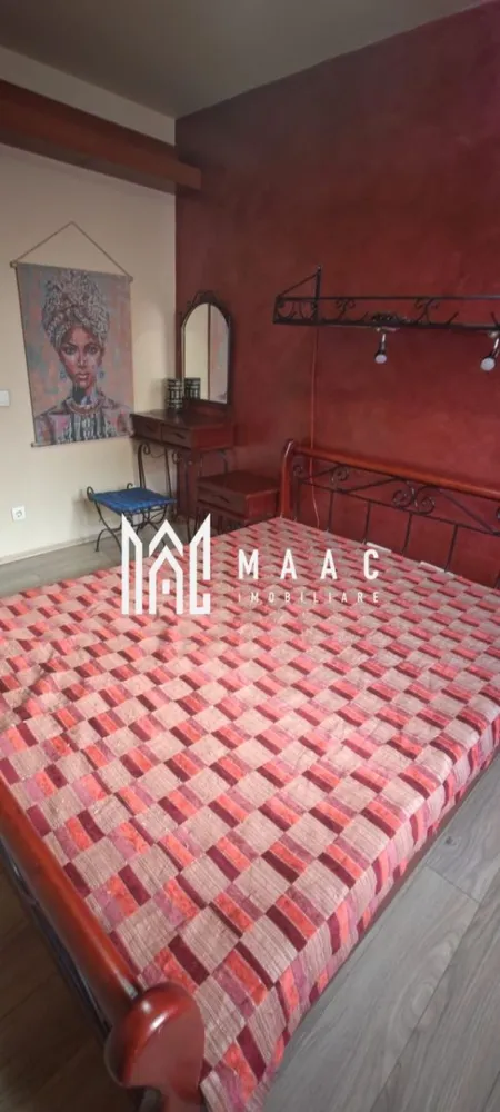 Apartament de închiriat Sibiu | 2 camere | Terezian, decomandat - Apartament de închiriat în Sibiu, zona Terezian, cu 2 camere decomandate, 55 mp utili, etaj 3, balcon și finisaje moderne, mobilat și utilat complet.

Detalii proprietate:
• Suprafață utilă: 55 mp
• Compartimentare: 2 camere decomandate
• Compartimentare interioară: living, dormitor, bucătărie, baie și balcon
• Etaj: 3
• Stare interioară: finisat modern
• Apartament mobilat și utilat complet
• An construcție imobil: 2011
• Confort: 1
• Baie: 1

Proprietatea este situată în Sibiu, în zona Terezian, conform datelor din anunț. Prezentarea rămâne strict bazată pe localizarea confirmată și pe caracteristicile apartamentului.

Pentru detalii suplimentare și programarea unei vizionări, contactați echipa MAAC Imobiliare. Nu se acceptă chiriași cu animale de companie. Cod anunț CP3216319.

Conținut optimizat cu AI, aprobat de agent uman.