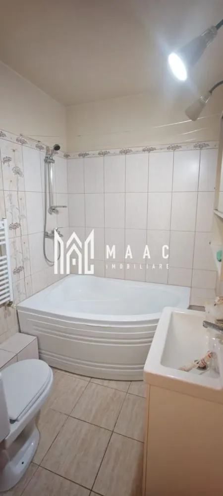 Apartament de închiriat Sibiu | 2 camere | Terezian, decomandat - Apartament de închiriat în Sibiu, zona Terezian, cu 2 camere decomandate, 55 mp utili, etaj 3, balcon și finisaje moderne, mobilat și utilat complet.

Detalii proprietate:
• Suprafață utilă: 55 mp
• Compartimentare: 2 camere decomandate
• Compartimentare interioară: living, dormitor, bucătărie, baie și balcon
• Etaj: 3
• Stare interioară: finisat modern
• Apartament mobilat și utilat complet
• An construcție imobil: 2011
• Confort: 1
• Baie: 1

Proprietatea este situată în Sibiu, în zona Terezian, conform datelor din anunț. Prezentarea rămâne strict bazată pe localizarea confirmată și pe caracteristicile apartamentului.

Pentru detalii suplimentare și programarea unei vizionări, contactați echipa MAAC Imobiliare. Nu se acceptă chiriași cu animale de companie. Cod anunț CP3216319.

Conținut optimizat cu AI, aprobat de agent uman.