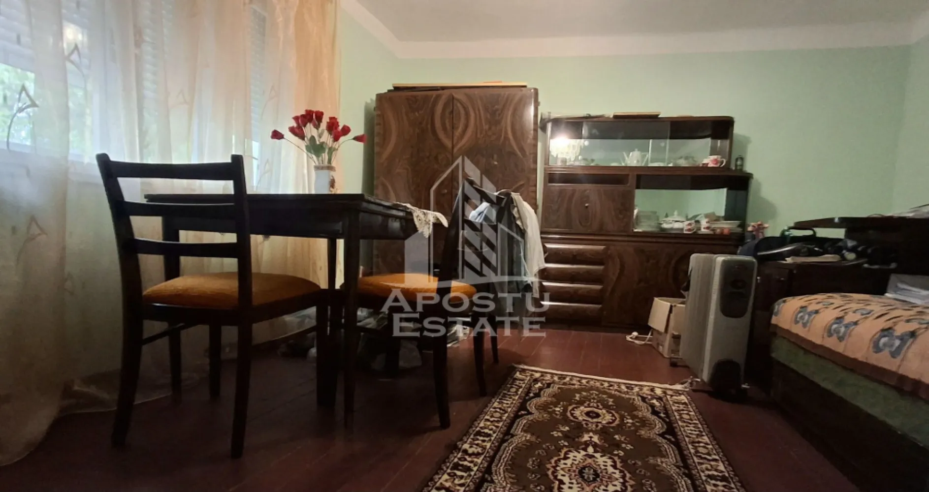 Casa 4 camere,Teren 360 mp Micalaca Garaj, Gradin - Apostu Estate va propune spre vanzare o casa individuala situata in cartierul Micalaca, una dintre cele mai apreciate zone din Arad, ideala pentru o familie care isi doreste intimitate si liniste.
Proprietatea beneficiaza de un front stradal de 12 ml, este amplasata pe un teren de 360 mp si are o suprafata construita de 110 mp. Casa dispune de 4 camere, 2 dormitoare, living, 2 bucatarii, hol, baie cu geam pentru ventilatie naturala, camara, pod si pivnita, oferind spatii generoase si multiple posibilitati de amenajare.
Construita in anul 1860 din caramida, cu pereti dubli si foarte grosi, locuinta impresioneaza prin rezistenta, durabilitate si confortul termic oferit pe tot parcursul anului. 
Acoperisul din tigla a fost refacut in urma cu aproximativ 15 ani, contribuind la buna stare a imobilului.
Casa este dotata cu tamplarie din lemn, pardoseli din dusumea si mozaic, iar incalzirea se realizeaza cu gaz prin sobe de teracota, oferind un ambient placut si eficient in sezonul rece.
Proprietatea beneficiaza de toate utilitatile necesare: curent electric, apa de la retea, fantana proprie, gaz, fosa septica, iar accesul se face pe strada asfaltata.

In curte se regasesc o bucatarie de vara, anexe gospodaresti si o gradina amenajata cu pomi fructiferi, perfecta pentru relaxare sau pentru cei care apreciaza un stil de viata aproape de natura. De asemenea, proprietatea mai are si un garaj si este echipata cu sistem de supraveghere video, oferind un plus de siguranta.
Aceasta proprietate reprezinta o oportunitate excelenta pentru cei care cauta o casa solida, spatii generoase si un teren bine valorificat, intr-o zona linistita si bine conectata la facilitatile orasului.

Echipa Apostu Estate va ofera consultanta completa pe tot parcursul procesului de achizitie, inclusiv sprijin pentru obtinerea unui credit imobiliar si asistenta notariala pana la finalizarea tranzactiei.
Pentru detalii si vizionari, contactatine !!!
ID; CP3213706