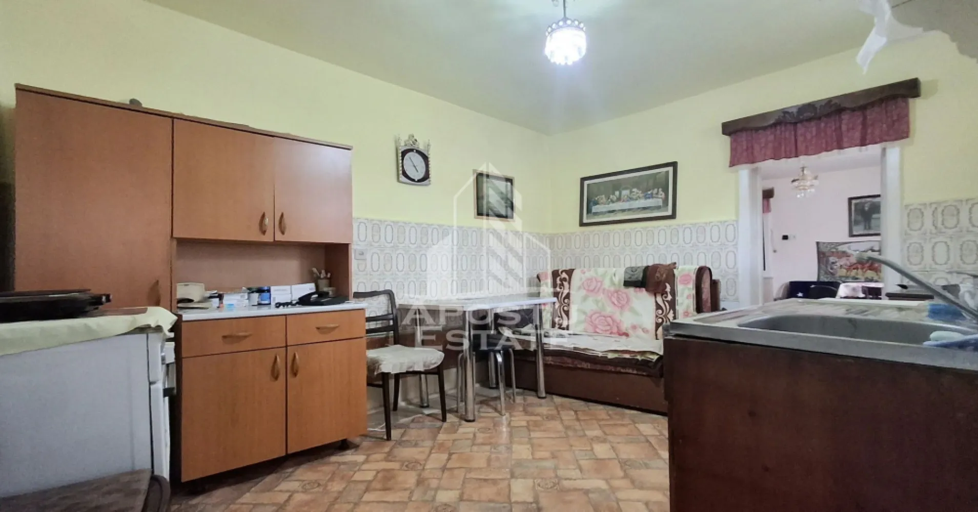 Casa 4 camere,Teren 360 mp Micalaca Garaj, Gradin - Apostu Estate va propune spre vanzare o casa individuala situata in cartierul Micalaca, una dintre cele mai apreciate zone din Arad, ideala pentru o familie care isi doreste intimitate si liniste.
Proprietatea beneficiaza de un front stradal de 12 ml, este amplasata pe un teren de 360 mp si are o suprafata construita de 110 mp. Casa dispune de 4 camere, 2 dormitoare, living, 2 bucatarii, hol, baie cu geam pentru ventilatie naturala, camara, pod si pivnita, oferind spatii generoase si multiple posibilitati de amenajare.
Construita in anul 1860 din caramida, cu pereti dubli si foarte grosi, locuinta impresioneaza prin rezistenta, durabilitate si confortul termic oferit pe tot parcursul anului. 
Acoperisul din tigla a fost refacut in urma cu aproximativ 15 ani, contribuind la buna stare a imobilului.
Casa este dotata cu tamplarie din lemn, pardoseli din dusumea si mozaic, iar incalzirea se realizeaza cu gaz prin sobe de teracota, oferind un ambient placut si eficient in sezonul rece.
Proprietatea beneficiaza de toate utilitatile necesare: curent electric, apa de la retea, fantana proprie, gaz, fosa septica, iar accesul se face pe strada asfaltata.

In curte se regasesc o bucatarie de vara, anexe gospodaresti si o gradina amenajata cu pomi fructiferi, perfecta pentru relaxare sau pentru cei care apreciaza un stil de viata aproape de natura. De asemenea, proprietatea mai are si un garaj si este echipata cu sistem de supraveghere video, oferind un plus de siguranta.
Aceasta proprietate reprezinta o oportunitate excelenta pentru cei care cauta o casa solida, spatii generoase si un teren bine valorificat, intr-o zona linistita si bine conectata la facilitatile orasului.

Echipa Apostu Estate va ofera consultanta completa pe tot parcursul procesului de achizitie, inclusiv sprijin pentru obtinerea unui credit imobiliar si asistenta notariala pana la finalizarea tranzactiei.
Pentru detalii si vizionari, contactatine !!!
ID; CP3213706