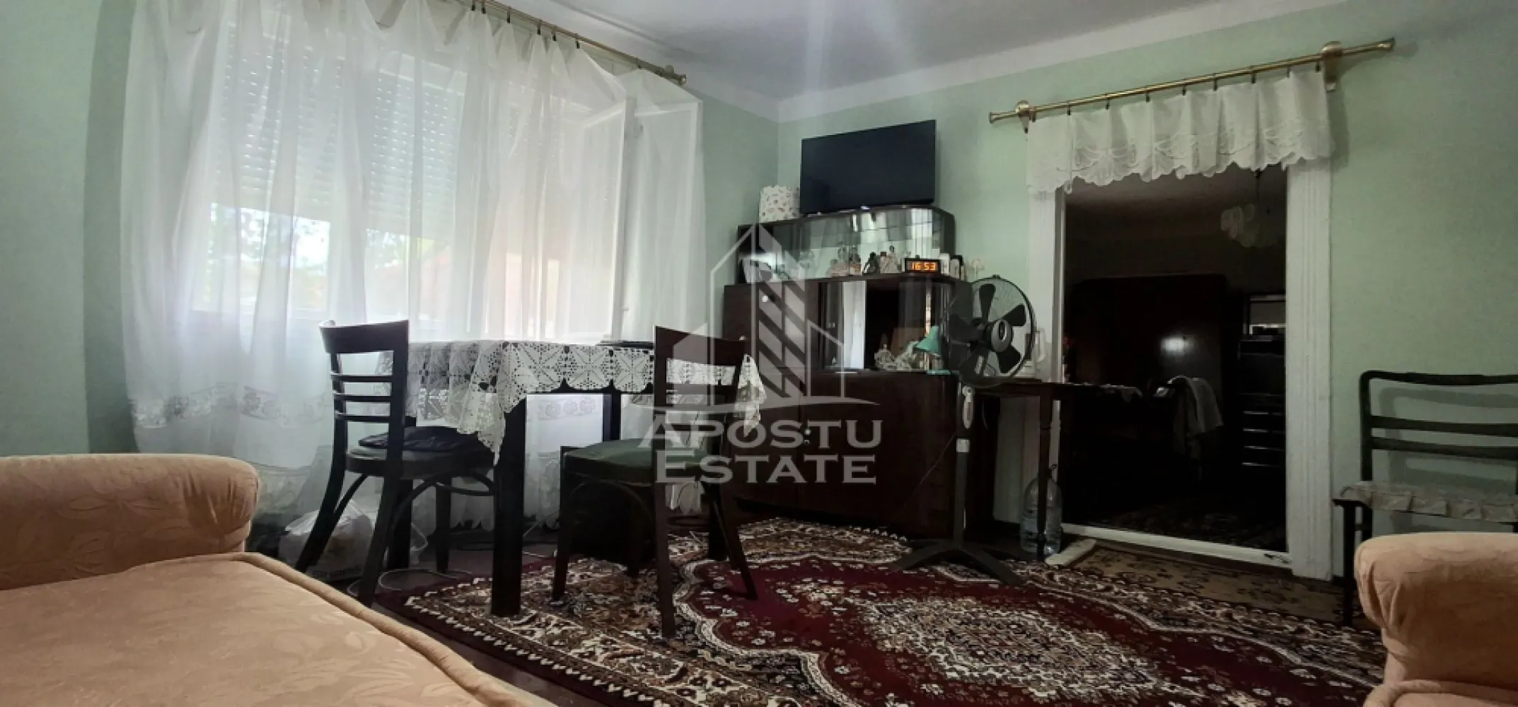 Casa 4 camere,Teren 360 mp Micalaca Garaj, Gradin - Apostu Estate va propune spre vanzare o casa individuala situata in cartierul Micalaca, una dintre cele mai apreciate zone din Arad, ideala pentru o familie care isi doreste intimitate si liniste.
Proprietatea beneficiaza de un front stradal de 12 ml, este amplasata pe un teren de 360 mp si are o suprafata construita de 110 mp. Casa dispune de 4 camere, 2 dormitoare, living, 2 bucatarii, hol, baie cu geam pentru ventilatie naturala, camara, pod si pivnita, oferind spatii generoase si multiple posibilitati de amenajare.
Construita in anul 1860 din caramida, cu pereti dubli si foarte grosi, locuinta impresioneaza prin rezistenta, durabilitate si confortul termic oferit pe tot parcursul anului. 
Acoperisul din tigla a fost refacut in urma cu aproximativ 15 ani, contribuind la buna stare a imobilului.
Casa este dotata cu tamplarie din lemn, pardoseli din dusumea si mozaic, iar incalzirea se realizeaza cu gaz prin sobe de teracota, oferind un ambient placut si eficient in sezonul rece.
Proprietatea beneficiaza de toate utilitatile necesare: curent electric, apa de la retea, fantana proprie, gaz, fosa septica, iar accesul se face pe strada asfaltata.

In curte se regasesc o bucatarie de vara, anexe gospodaresti si o gradina amenajata cu pomi fructiferi, perfecta pentru relaxare sau pentru cei care apreciaza un stil de viata aproape de natura. De asemenea, proprietatea mai are si un garaj si este echipata cu sistem de supraveghere video, oferind un plus de siguranta.
Aceasta proprietate reprezinta o oportunitate excelenta pentru cei care cauta o casa solida, spatii generoase si un teren bine valorificat, intr-o zona linistita si bine conectata la facilitatile orasului.

Echipa Apostu Estate va ofera consultanta completa pe tot parcursul procesului de achizitie, inclusiv sprijin pentru obtinerea unui credit imobiliar si asistenta notariala pana la finalizarea tranzactiei.
Pentru detalii si vizionari, contactatine !!!
ID; CP3213706