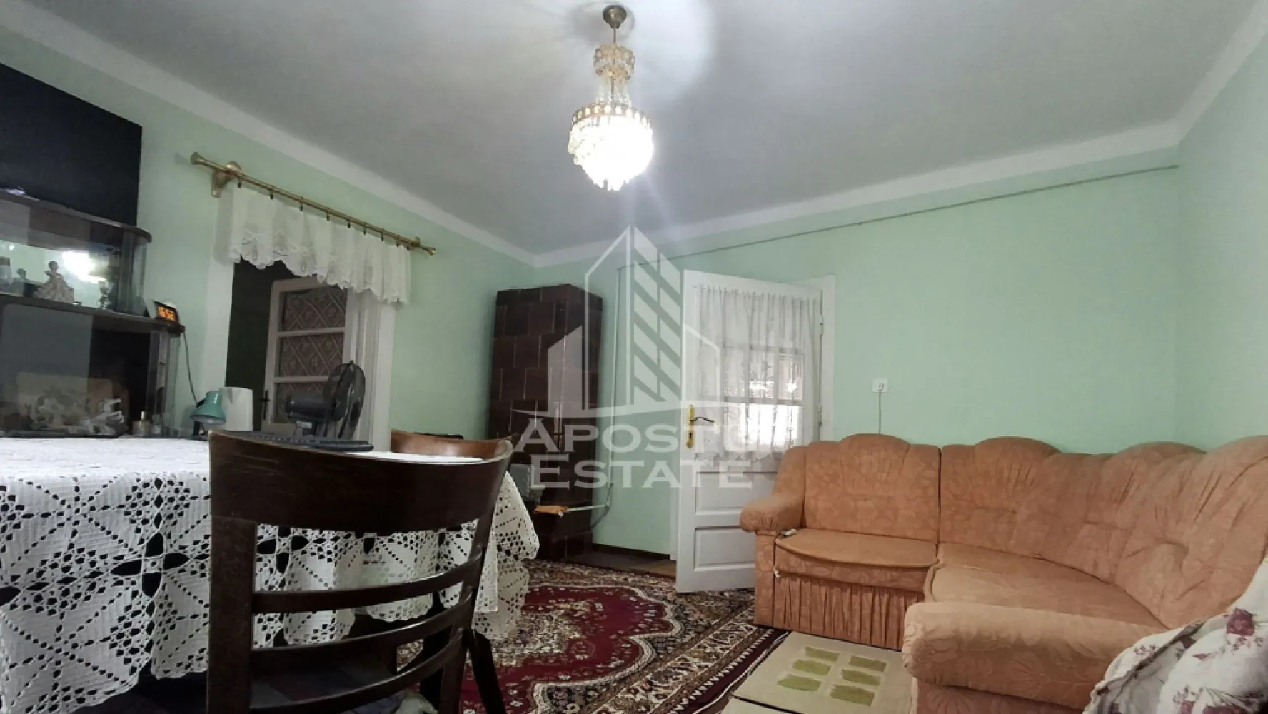 Casa 4 camere,Teren 360 mp Micalaca Garaj, Gradin - Apostu Estate va propune spre vanzare o casa individuala situata in cartierul Micalaca, una dintre cele mai apreciate zone din Arad, ideala pentru o familie care isi doreste intimitate si liniste.
Proprietatea beneficiaza de un front stradal de 12 ml, este amplasata pe un teren de 360 mp si are o suprafata construita de 110 mp. Casa dispune de 4 camere, 2 dormitoare, living, 2 bucatarii, hol, baie cu geam pentru ventilatie naturala, camara, pod si pivnita, oferind spatii generoase si multiple posibilitati de amenajare.
Construita in anul 1860 din caramida, cu pereti dubli si foarte grosi, locuinta impresioneaza prin rezistenta, durabilitate si confortul termic oferit pe tot parcursul anului. 
Acoperisul din tigla a fost refacut in urma cu aproximativ 15 ani, contribuind la buna stare a imobilului.
Casa este dotata cu tamplarie din lemn, pardoseli din dusumea si mozaic, iar incalzirea se realizeaza cu gaz prin sobe de teracota, oferind un ambient placut si eficient in sezonul rece.
Proprietatea beneficiaza de toate utilitatile necesare: curent electric, apa de la retea, fantana proprie, gaz, fosa septica, iar accesul se face pe strada asfaltata.

In curte se regasesc o bucatarie de vara, anexe gospodaresti si o gradina amenajata cu pomi fructiferi, perfecta pentru relaxare sau pentru cei care apreciaza un stil de viata aproape de natura. De asemenea, proprietatea mai are si un garaj si este echipata cu sistem de supraveghere video, oferind un plus de siguranta.
Aceasta proprietate reprezinta o oportunitate excelenta pentru cei care cauta o casa solida, spatii generoase si un teren bine valorificat, intr-o zona linistita si bine conectata la facilitatile orasului.

Echipa Apostu Estate va ofera consultanta completa pe tot parcursul procesului de achizitie, inclusiv sprijin pentru obtinerea unui credit imobiliar si asistenta notariala pana la finalizarea tranzactiei.
Pentru detalii si vizionari, contactatine !!!
ID; CP3213706