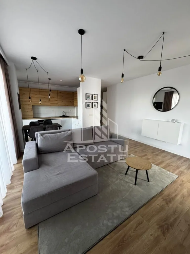 Apartament cu 3 camere,de inchiriat, Aradului,Timisoara - APOSTU ESTATE va propune spre inchiriat un apartament modern cu 3 camere, 2 bai, situat la etajul 7/9, zona Calea Aradului

Imobilul se intinde pe o suprafata utila de 77 mp + 12 terasa si este compartimentat astfel:

- hol de acces

- living spatios cu buctarie si iesire pe terasa

- 2 dormitoare dintre unul este cu canapea extesibila

- baie cu cada

- baie cu cabina de dus

Confortul termic se realizeaza prin intermediul centralei termice pe gaz (pardoseală) si a aparatului de aer conditionat.

Facilități în complex:
Locuri de joacă, magazin Profi, cafenea, saloane de înfrumusețare. În apropiere se află supermarketuri, farmacii, săli de sport, grădiniță, restaurante și benzinării (3-5 min cu mașina).

Loc de parcare subteran, inclus in pret
Nu se acceptă animale de companie sau fumători de catre propretar.
Există posibilitatea de a utiliza o boxă pentru depozitare pret extra.

Preţ: 700€

Garanţie: echivalentul unei luni de chirie

Va asteptam cu drag la o vizionare!

ID intern: CP3216343!