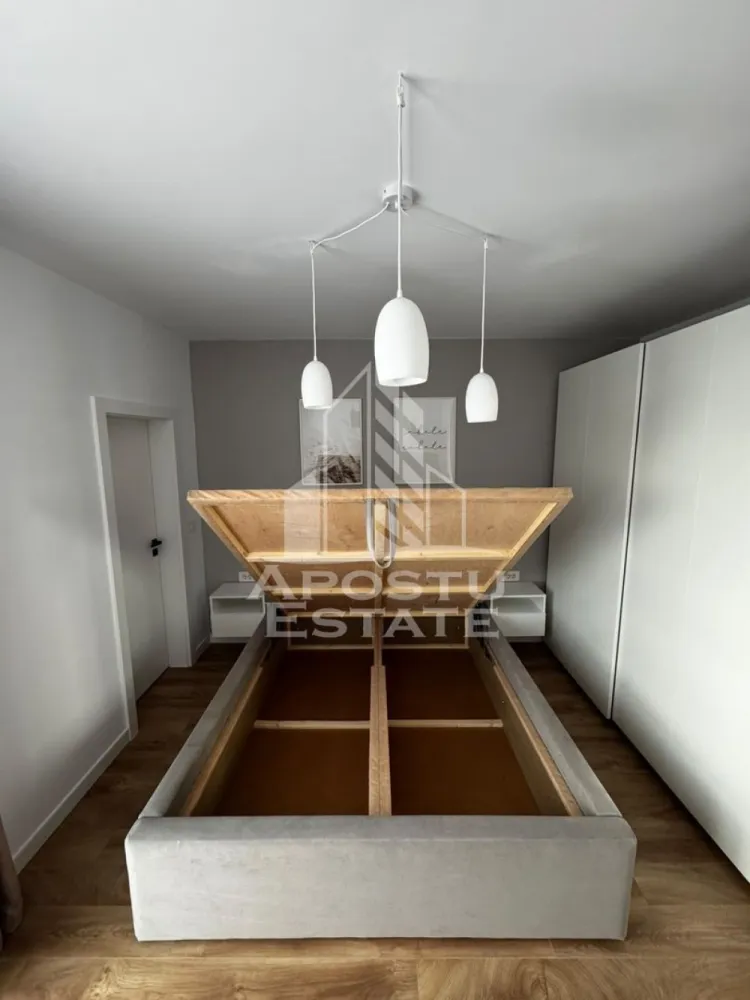 Apartament cu 3 camere,de inchiriat, Aradului,Timisoara - APOSTU ESTATE va propune spre inchiriat un apartament modern cu 3 camere, 2 bai, situat la etajul 7/9, zona Calea Aradului

Imobilul se intinde pe o suprafata utila de 77 mp + 12 terasa si este compartimentat astfel:

- hol de acces

- living spatios cu buctarie si iesire pe terasa

- 2 dormitoare dintre unul este cu canapea extesibila

- baie cu cada

- baie cu cabina de dus

Confortul termic se realizeaza prin intermediul centralei termice pe gaz (pardoseală) si a aparatului de aer conditionat.

Facilități în complex:
Locuri de joacă, magazin Profi, cafenea, saloane de înfrumusețare. În apropiere se află supermarketuri, farmacii, săli de sport, grădiniță, restaurante și benzinării (3-5 min cu mașina).

Loc de parcare subteran, inclus in pret
Nu se acceptă animale de companie sau fumători de catre propretar.
Există posibilitatea de a utiliza o boxă pentru depozitare pret extra.

Preţ: 700€

Garanţie: echivalentul unei luni de chirie

Va asteptam cu drag la o vizionare!

ID intern: CP3216343!