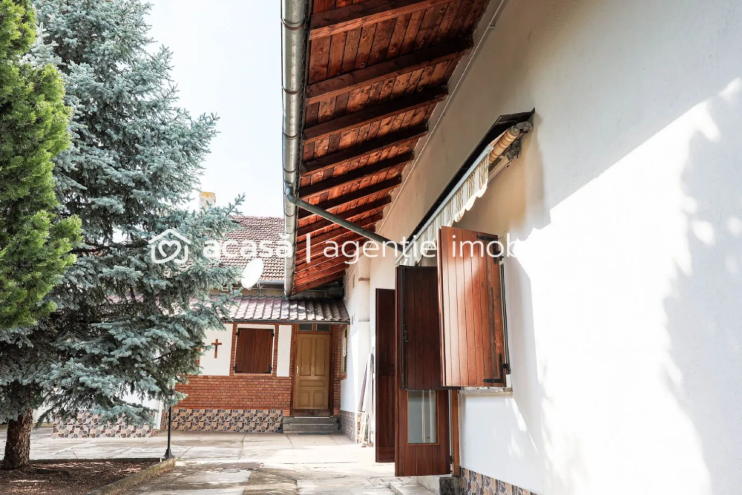 Vilă 5 camere Grădiște | 2 corpuri | 0% comision. Preț negociabil! - Locație: Arad – cartierul Grădiște, zonă foarte apreciată pentru liniște, spațiu verde și acces rapid către puncte esențiale din oraș. Preț: 270.000 € negociabil! Comision 0% pentru cumpărător! Vă propunem spre achiziție o vilă specială, amplasată pe un teren generos de 1.500 mp, într-un cadru natural plăcut, cu două corpuri de clădire independente și facilități ideale pentru o familie numeroasă sau activitate rezidențial-comercială. Suprafață teren: 1.500 mp Suprafață construită desfășurată: 300 mp 5 camere spațioase și luminoase, 2 bucătării interioare complet funcționale, 1 bucătărie de vară închisă, 3 băi Atelier + spațiu de depozitare Terasă, zonă barbeque Garaj pentru 2 mașini + 2 locuri de parcare în curte Proprietatea se vinde parțial mobilată Curte generoasă cu vegetație mediteraneană și livadă matură Spații verzi, intimitate și liniște garantate Ideală pentru relaxare, grădinărit sau activități în aer liber Centrală termică pe gaz Utilități separate pentru fiecare corp Acces facil, stradă largă, poziționare excelentă Pentru detalii și vizionare: Sebastian Nica – 0722 252 639 Nu dispui de toată suma? Te ajutăm noi gratuit! Îți obținem oferte de la 16 bănci. Ai o proprietate de vânzare în Arad și vrei să știi cât valorează cu adevărat? Sună-mă pentru o evaluare gratuită, fără obligații. Birou: ACASĂ | Agenție imobiliară Arad Bulevardul Decebal 2, Arad 310133 }}