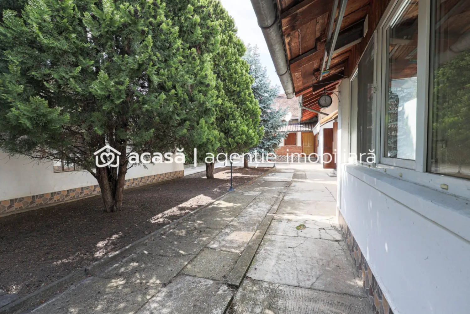 Vilă 5 camere Grădiște | 2 corpuri | 0% comision. Preț negociabil! - Locație: Arad – cartierul Grădiște, zonă foarte apreciată pentru liniște, spațiu verde și acces rapid către puncte esențiale din oraș. Preț: 270.000 € negociabil! Comision 0% pentru cumpărător! Vă propunem spre achiziție o vilă specială, amplasată pe un teren generos de 1.500 mp, într-un cadru natural plăcut, cu două corpuri de clădire independente și facilități ideale pentru o familie numeroasă sau activitate rezidențial-comercială. Suprafață teren: 1.500 mp Suprafață construită desfășurată: 300 mp 5 camere spațioase și luminoase, 2 bucătării interioare complet funcționale, 1 bucătărie de vară închisă, 3 băi Atelier + spațiu de depozitare Terasă, zonă barbeque Garaj pentru 2 mașini + 2 locuri de parcare în curte Proprietatea se vinde parțial mobilată Curte generoasă cu vegetație mediteraneană și livadă matură Spații verzi, intimitate și liniște garantate Ideală pentru relaxare, grădinărit sau activități în aer liber Centrală termică pe gaz Utilități separate pentru fiecare corp Acces facil, stradă largă, poziționare excelentă Pentru detalii și vizionare: Sebastian Nica – 0722 252 639 Nu dispui de toată suma? Te ajutăm noi gratuit! Îți obținem oferte de la 16 bănci. Ai o proprietate de vânzare în Arad și vrei să știi cât valorează cu adevărat? Sună-mă pentru o evaluare gratuită, fără obligații. Birou: ACASĂ | Agenție imobiliară Arad Bulevardul Decebal 2, Arad 310133 }}