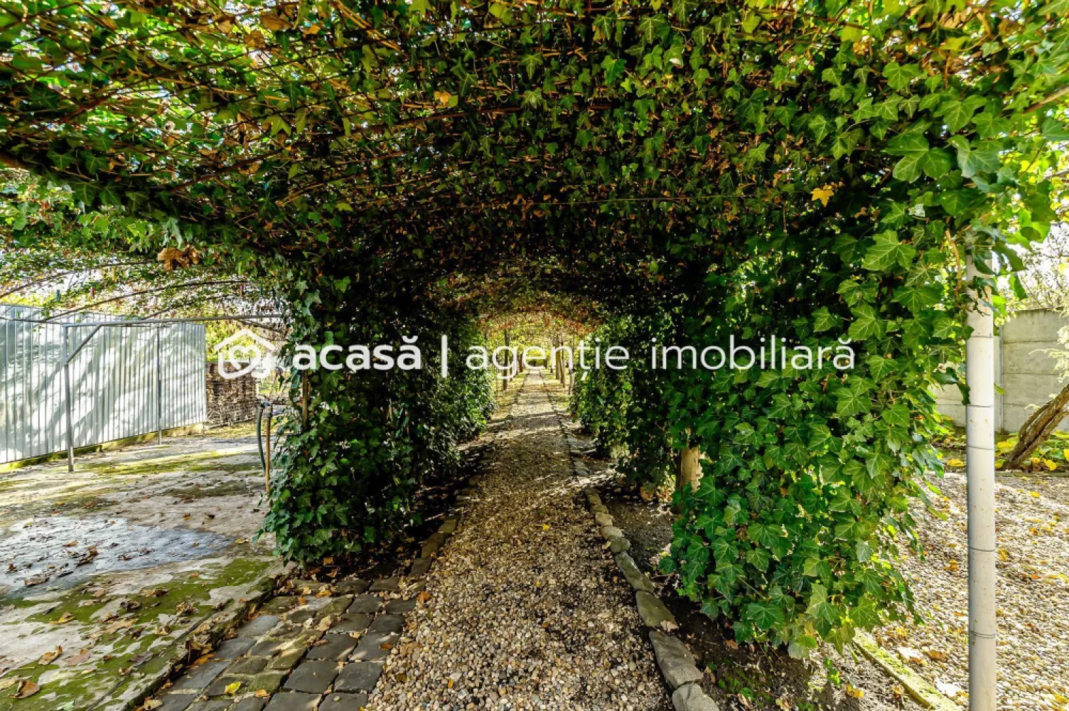 Vilă 5 camere Grădiște | 2 corpuri | 0% comision. Preț negociabil! - Locație: Arad – cartierul Grădiște, zonă foarte apreciată pentru liniște, spațiu verde și acces rapid către puncte esențiale din oraș. Preț: 270.000 € negociabil! Comision 0% pentru cumpărător! Vă propunem spre achiziție o vilă specială, amplasată pe un teren generos de 1.500 mp, într-un cadru natural plăcut, cu două corpuri de clădire independente și facilități ideale pentru o familie numeroasă sau activitate rezidențial-comercială. Suprafață teren: 1.500 mp Suprafață construită desfășurată: 300 mp 5 camere spațioase și luminoase, 2 bucătării interioare complet funcționale, 1 bucătărie de vară închisă, 3 băi Atelier + spațiu de depozitare Terasă, zonă barbeque Garaj pentru 2 mașini + 2 locuri de parcare în curte Proprietatea se vinde parțial mobilată Curte generoasă cu vegetație mediteraneană și livadă matură Spații verzi, intimitate și liniște garantate Ideală pentru relaxare, grădinărit sau activități în aer liber Centrală termică pe gaz Utilități separate pentru fiecare corp Acces facil, stradă largă, poziționare excelentă Pentru detalii și vizionare: Sebastian Nica – 0722 252 639 Nu dispui de toată suma? Te ajutăm noi gratuit! Îți obținem oferte de la 16 bănci. Ai o proprietate de vânzare în Arad și vrei să știi cât valorează cu adevărat? Sună-mă pentru o evaluare gratuită, fără obligații. Birou: ACASĂ | Agenție imobiliară Arad Bulevardul Decebal 2, Arad 310133 }}