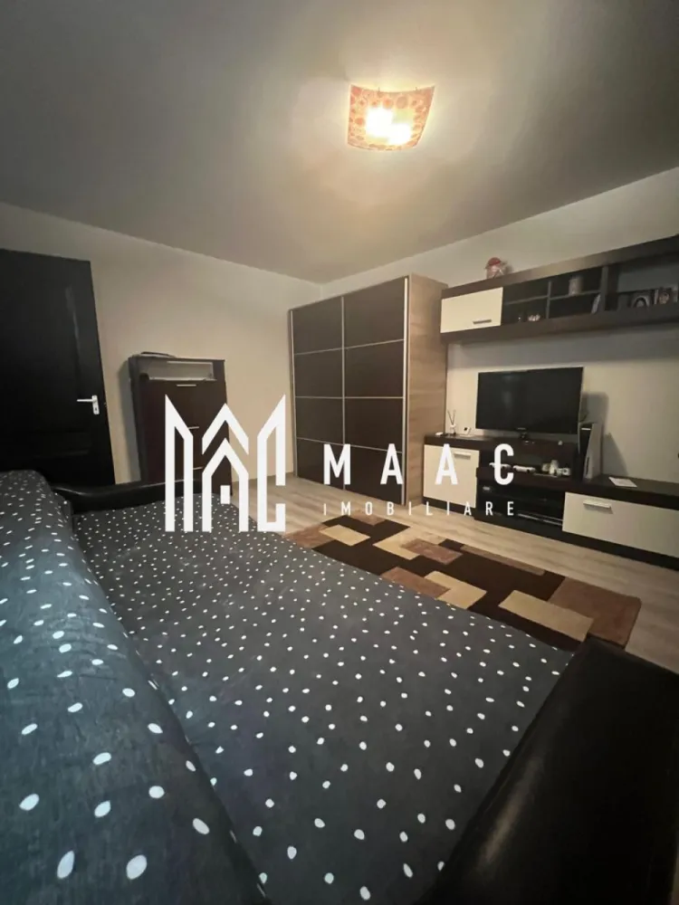 Apartament 2 camere | Nord | Calea lui Traian | Priveliste Paoramica - MAAC Imobiliare vă propune spre vânzare un apartament complet renovat, cu 2 camere, situat într-una dintre cele mai apreciate zone ale orașului – Cartier Nord, pe Calea lui Traian. Poziționarea excelentă oferă acces rapid către Biserica Sf. Petru și Pavel, Spitalul Județean, Piața Nord, precum și numeroase magazine, servicii și mijloace de transport. Detalii apartament: Apartamentul are o suprafață totală de 54 mp și este situat la etajul 8/8, într-un bloc dotat cu lift. Deși se află la ultimul nivel, locuința beneficiază de hidroizolație, iar blocul este inclus în programul de reabilitare, ce prevede și realizarea unui acoperiș nou – un avantaj major pentru viitorul proprietar. Compartimentare: * Dormitor luminos * Living spațios * Bucătărie separată * Hol generos * Baie cu geam * Balcon închis cu PVC, ideal pentru spațiu suplimentar de depozitare sau zonă de relaxare Renovări și dotări: Apartamentul a beneficiat de o renovare totală, incluzând: * Șapă nouă * Instalații electrice și sanitare schimbate integral * Centrală termică proprie * Aer conditionat * Mobilier modern, realizat pe comandă * Finisaje contemporane, de calitate * Balcon închis cu tâmplărie PVC, oferind un plus de confort Imobilul se vinde mobilat și utilat exact ca în fotografiile de prezentare, fiind gata de mutare imediată, fără alte investiții. Pentru detalii suplimentare sau programarea unei vizionări, MAAC Imobiliare vă este la dispoziție cu profesionalism și promptitudine. id: CP2818622 - SP }}