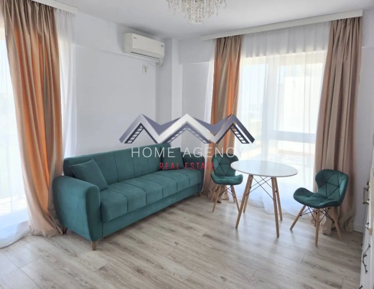 Studio modern mobilat, parcare inclusă – ideal locuit/investiție - Vă propunem, spre vânzare, un studio modern, complet mobilat și utilat, pregătit pentru mutare imediată sau pentru continuarea unei investiții profitabile. Cu o suprafață utilă de 35,64 mp și un balcon generos de 4,81 mp, locuința oferă un spațiu bine optimizat, luminos pe tot parcursul zilei datorită orientării sud-vest și un design aerisit, perfect adaptat stilului de viață urban. Apartamentul este situat la etajul 2 din 3, într-un ansamblu rezidențial, cu regim redus de înălțime, acces securizat cu barieră și un ambient liniștit. În plus, proprietatea se vinde cu loc de parcare inclus, un avantaj esențial pentru confortul zilnic. Apartamentul se vinde complet mobilat și utilat, astfel ca reprezintă o alegere excelentă atât pentru locuit, cât și pentru investiție. Există posibilitatea preluării chiriașului actual, oferind astfel un randament imediat, fără timp pierdut pentru închiriere. Localizarea este un alt punct forte: în zona centrală din Otopeni, cu acces direct la transportul în comun (Linia Albastră chiar la intrarea în complex), în proximitatea supermarketurilor și a centrelor comerciale (Mega Image, Lidl, Penny, viitoarea galerie Kaufland), dar și cu legături rapide către DN1, Centura Bucureștiului, Aeroportul Henri Coandă și zona de business Pipera. Proprietatea se remarcă printr-un raport excelent calitate-preț, fiind o oportunitate reală pentru cei care caută o locuință modernă sau o investiție sigură într-o zonă în plină dezvoltare. Prețul afișat este ușor negociabil, nu se aplică TVA. La solicitarea dumneavoastră, vă punem la dispoziție servicii de brokeraj financiar, fără costuri suplimentare, pentru identificarea celor mai avantajoase soluții de finanțare, adaptate nevoilor dumneavoastră. Programează acum o vizionare! }}