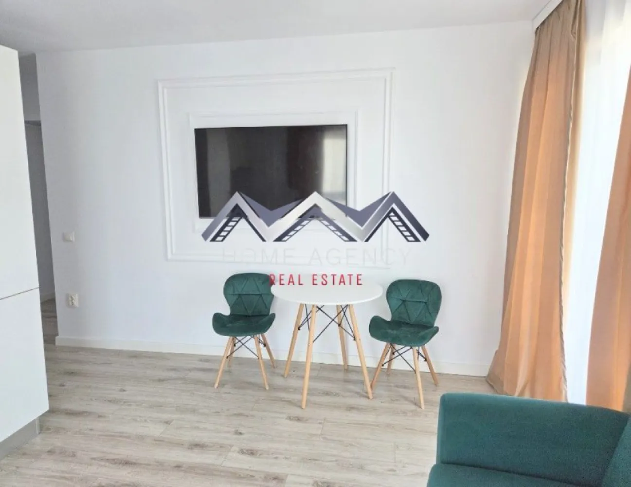 Studio modern mobilat, parcare inclusă – ideal locuit/investiție - Vă propunem, spre vânzare, un studio modern, complet mobilat și utilat, pregătit pentru mutare imediată sau pentru continuarea unei investiții profitabile. Cu o suprafață utilă de 35,64 mp și un balcon generos de 4,81 mp, locuința oferă un spațiu bine optimizat, luminos pe tot parcursul zilei datorită orientării sud-vest și un design aerisit, perfect adaptat stilului de viață urban. Apartamentul este situat la etajul 2 din 3, într-un ansamblu rezidențial, cu regim redus de înălțime, acces securizat cu barieră și un ambient liniștit. În plus, proprietatea se vinde cu loc de parcare inclus, un avantaj esențial pentru confortul zilnic. Apartamentul se vinde complet mobilat și utilat, astfel ca reprezintă o alegere excelentă atât pentru locuit, cât și pentru investiție. Există posibilitatea preluării chiriașului actual, oferind astfel un randament imediat, fără timp pierdut pentru închiriere. Localizarea este un alt punct forte: în zona centrală din Otopeni, cu acces direct la transportul în comun (Linia Albastră chiar la intrarea în complex), în proximitatea supermarketurilor și a centrelor comerciale (Mega Image, Lidl, Penny, viitoarea galerie Kaufland), dar și cu legături rapide către DN1, Centura Bucureștiului, Aeroportul Henri Coandă și zona de business Pipera. Proprietatea se remarcă printr-un raport excelent calitate-preț, fiind o oportunitate reală pentru cei care caută o locuință modernă sau o investiție sigură într-o zonă în plină dezvoltare. Prețul afișat este ușor negociabil, nu se aplică TVA. La solicitarea dumneavoastră, vă punem la dispoziție servicii de brokeraj financiar, fără costuri suplimentare, pentru identificarea celor mai avantajoase soluții de finanțare, adaptate nevoilor dumneavoastră. Programează acum o vizionare! }}