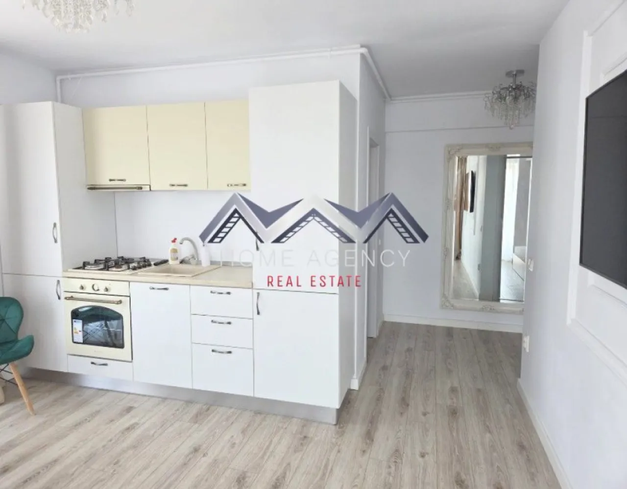 Studio modern mobilat, parcare inclusă – ideal locuit/investiție - Vă propunem, spre vânzare, un studio modern, complet mobilat și utilat, pregătit pentru mutare imediată sau pentru continuarea unei investiții profitabile. Cu o suprafață utilă de 35,64 mp și un balcon generos de 4,81 mp, locuința oferă un spațiu bine optimizat, luminos pe tot parcursul zilei datorită orientării sud-vest și un design aerisit, perfect adaptat stilului de viață urban. Apartamentul este situat la etajul 2 din 3, într-un ansamblu rezidențial, cu regim redus de înălțime, acces securizat cu barieră și un ambient liniștit. În plus, proprietatea se vinde cu loc de parcare inclus, un avantaj esențial pentru confortul zilnic. Apartamentul se vinde complet mobilat și utilat, astfel ca reprezintă o alegere excelentă atât pentru locuit, cât și pentru investiție. Există posibilitatea preluării chiriașului actual, oferind astfel un randament imediat, fără timp pierdut pentru închiriere. Localizarea este un alt punct forte: în zona centrală din Otopeni, cu acces direct la transportul în comun (Linia Albastră chiar la intrarea în complex), în proximitatea supermarketurilor și a centrelor comerciale (Mega Image, Lidl, Penny, viitoarea galerie Kaufland), dar și cu legături rapide către DN1, Centura Bucureștiului, Aeroportul Henri Coandă și zona de business Pipera. Proprietatea se remarcă printr-un raport excelent calitate-preț, fiind o oportunitate reală pentru cei care caută o locuință modernă sau o investiție sigură într-o zonă în plină dezvoltare. Prețul afișat este ușor negociabil, nu se aplică TVA. La solicitarea dumneavoastră, vă punem la dispoziție servicii de brokeraj financiar, fără costuri suplimentare, pentru identificarea celor mai avantajoase soluții de finanțare, adaptate nevoilor dumneavoastră. Programează acum o vizionare! }}