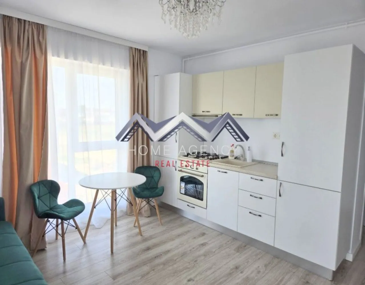 Studio modern mobilat, parcare inclusă – ideal locuit/investiție - Vă propunem, spre vânzare, un studio modern, complet mobilat și utilat, pregătit pentru mutare imediată sau pentru continuarea unei investiții profitabile. Cu o suprafață utilă de 35,64 mp și un balcon generos de 4,81 mp, locuința oferă un spațiu bine optimizat, luminos pe tot parcursul zilei datorită orientării sud-vest și un design aerisit, perfect adaptat stilului de viață urban. Apartamentul este situat la etajul 2 din 3, într-un ansamblu rezidențial, cu regim redus de înălțime, acces securizat cu barieră și un ambient liniștit. În plus, proprietatea se vinde cu loc de parcare inclus, un avantaj esențial pentru confortul zilnic. Apartamentul se vinde complet mobilat și utilat, astfel ca reprezintă o alegere excelentă atât pentru locuit, cât și pentru investiție. Există posibilitatea preluării chiriașului actual, oferind astfel un randament imediat, fără timp pierdut pentru închiriere. Localizarea este un alt punct forte: în zona centrală din Otopeni, cu acces direct la transportul în comun (Linia Albastră chiar la intrarea în complex), în proximitatea supermarketurilor și a centrelor comerciale (Mega Image, Lidl, Penny, viitoarea galerie Kaufland), dar și cu legături rapide către DN1, Centura Bucureștiului, Aeroportul Henri Coandă și zona de business Pipera. Proprietatea se remarcă printr-un raport excelent calitate-preț, fiind o oportunitate reală pentru cei care caută o locuință modernă sau o investiție sigură într-o zonă în plină dezvoltare. Prețul afișat este ușor negociabil, nu se aplică TVA. La solicitarea dumneavoastră, vă punem la dispoziție servicii de brokeraj financiar, fără costuri suplimentare, pentru identificarea celor mai avantajoase soluții de finanțare, adaptate nevoilor dumneavoastră. Programează acum o vizionare! }}