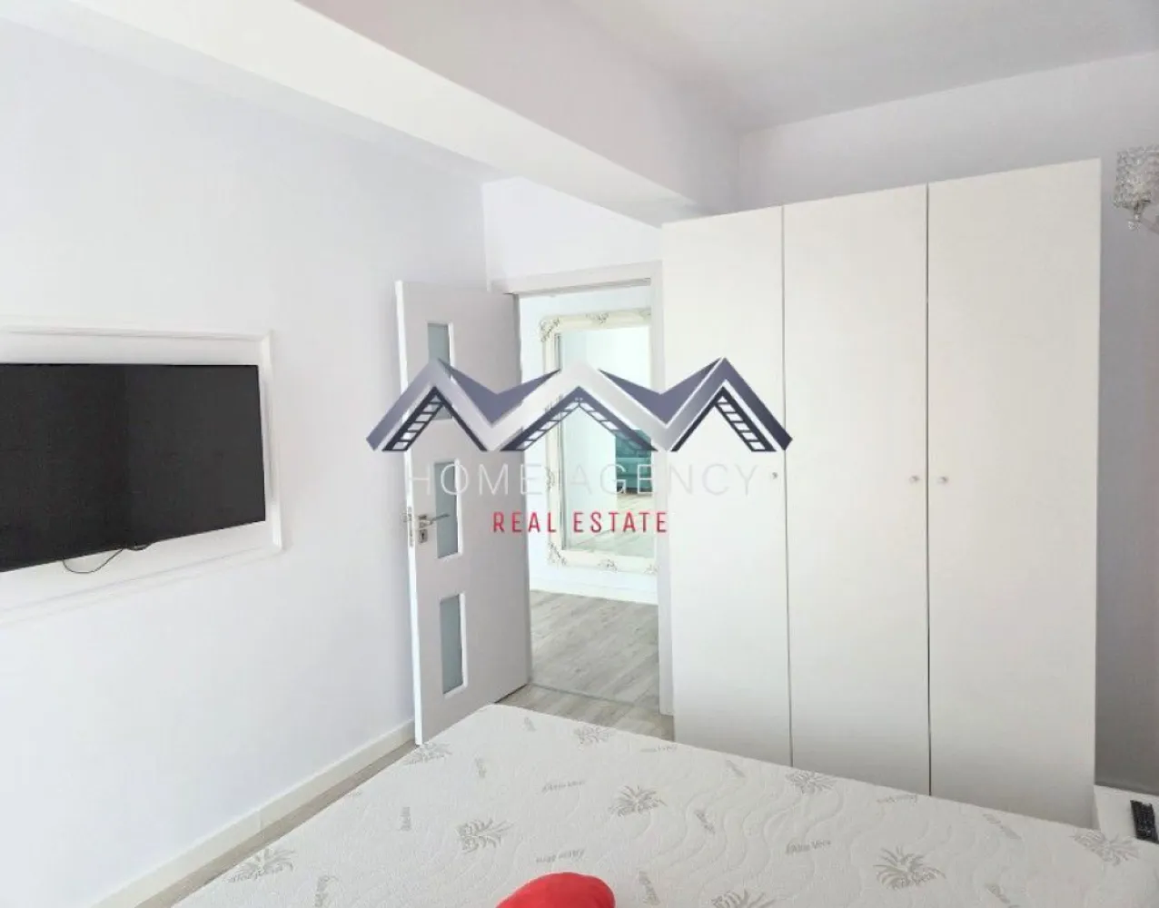 Studio modern mobilat, parcare inclusă – ideal locuit/investiție - Vă propunem, spre vânzare, un studio modern, complet mobilat și utilat, pregătit pentru mutare imediată sau pentru continuarea unei investiții profitabile. Cu o suprafață utilă de 35,64 mp și un balcon generos de 4,81 mp, locuința oferă un spațiu bine optimizat, luminos pe tot parcursul zilei datorită orientării sud-vest și un design aerisit, perfect adaptat stilului de viață urban. Apartamentul este situat la etajul 2 din 3, într-un ansamblu rezidențial, cu regim redus de înălțime, acces securizat cu barieră și un ambient liniștit. În plus, proprietatea se vinde cu loc de parcare inclus, un avantaj esențial pentru confortul zilnic. Apartamentul se vinde complet mobilat și utilat, astfel ca reprezintă o alegere excelentă atât pentru locuit, cât și pentru investiție. Există posibilitatea preluării chiriașului actual, oferind astfel un randament imediat, fără timp pierdut pentru închiriere. Localizarea este un alt punct forte: în zona centrală din Otopeni, cu acces direct la transportul în comun (Linia Albastră chiar la intrarea în complex), în proximitatea supermarketurilor și a centrelor comerciale (Mega Image, Lidl, Penny, viitoarea galerie Kaufland), dar și cu legături rapide către DN1, Centura Bucureștiului, Aeroportul Henri Coandă și zona de business Pipera. Proprietatea se remarcă printr-un raport excelent calitate-preț, fiind o oportunitate reală pentru cei care caută o locuință modernă sau o investiție sigură într-o zonă în plină dezvoltare. Prețul afișat este ușor negociabil, nu se aplică TVA. La solicitarea dumneavoastră, vă punem la dispoziție servicii de brokeraj financiar, fără costuri suplimentare, pentru identificarea celor mai avantajoase soluții de finanțare, adaptate nevoilor dumneavoastră. Programează acum o vizionare! }}