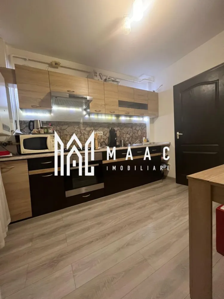Apartament 2 camere | Nord | Calea lui Traian | Priveliste Paoramica - MAAC Imobiliare vă propune spre vânzare un apartament complet renovat, cu 2 camere, situat într-una dintre cele mai apreciate zone ale orașului – Cartier Nord, pe Calea lui Traian. Poziționarea excelentă oferă acces rapid către Biserica Sf. Petru și Pavel, Spitalul Județean, Piața Nord, precum și numeroase magazine, servicii și mijloace de transport. Detalii apartament: Apartamentul are o suprafață totală de 54 mp și este situat la etajul 8/8, într-un bloc dotat cu lift. Deși se află la ultimul nivel, locuința beneficiază de hidroizolație, iar blocul este inclus în programul de reabilitare, ce prevede și realizarea unui acoperiș nou – un avantaj major pentru viitorul proprietar. Compartimentare: * Dormitor luminos * Living spațios * Bucătărie separată * Hol generos * Baie cu geam * Balcon închis cu PVC, ideal pentru spațiu suplimentar de depozitare sau zonă de relaxare Renovări și dotări: Apartamentul a beneficiat de o renovare totală, incluzând: * Șapă nouă * Instalații electrice și sanitare schimbate integral * Centrală termică proprie * Aer conditionat * Mobilier modern, realizat pe comandă * Finisaje contemporane, de calitate * Balcon închis cu tâmplărie PVC, oferind un plus de confort Imobilul se vinde mobilat și utilat exact ca în fotografiile de prezentare, fiind gata de mutare imediată, fără alte investiții. Pentru detalii suplimentare sau programarea unei vizionări, MAAC Imobiliare vă este la dispoziție cu profesionalism și promptitudine. id: CP2818622 - SP }}
