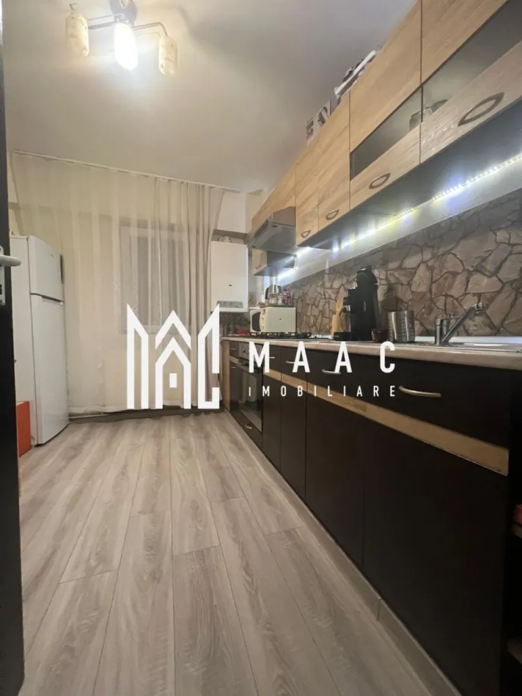 Apartament 2 camere | Nord | Calea lui Traian | Priveliste Paoramica - MAAC Imobiliare vă propune spre vânzare un apartament complet renovat, cu 2 camere, situat într-una dintre cele mai apreciate zone ale orașului – Cartier Nord, pe Calea lui Traian. Poziționarea excelentă oferă acces rapid către Biserica Sf. Petru și Pavel, Spitalul Județean, Piața Nord, precum și numeroase magazine, servicii și mijloace de transport. Detalii apartament: Apartamentul are o suprafață totală de 54 mp și este situat la etajul 8/8, într-un bloc dotat cu lift. Deși se află la ultimul nivel, locuința beneficiază de hidroizolație, iar blocul este inclus în programul de reabilitare, ce prevede și realizarea unui acoperiș nou – un avantaj major pentru viitorul proprietar. Compartimentare: * Dormitor luminos * Living spațios * Bucătărie separată * Hol generos * Baie cu geam * Balcon închis cu PVC, ideal pentru spațiu suplimentar de depozitare sau zonă de relaxare Renovări și dotări: Apartamentul a beneficiat de o renovare totală, incluzând: * Șapă nouă * Instalații electrice și sanitare schimbate integral * Centrală termică proprie * Aer conditionat * Mobilier modern, realizat pe comandă * Finisaje contemporane, de calitate * Balcon închis cu tâmplărie PVC, oferind un plus de confort Imobilul se vinde mobilat și utilat exact ca în fotografiile de prezentare, fiind gata de mutare imediată, fără alte investiții. Pentru detalii suplimentare sau programarea unei vizionări, MAAC Imobiliare vă este la dispoziție cu profesionalism și promptitudine. id: CP2818622 - SP }}