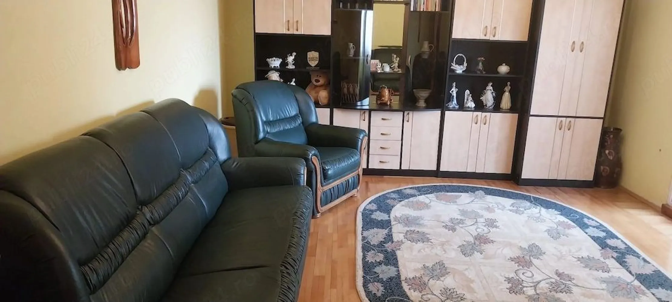 De inchiriat 2 camere, Micro 17, curat, liber - Se oferă spre închiriere apartament cu 2 camere, situat în cartierul Micro 17, la etajul 2. Locuința este spațioasă, curată și bine întreținută. Apartamentul este complet mobilat și utilat, fiind pregătit pentru mutare imediată. Dispune de toate facilitățile necesare pentru un trai confortabil. Un avantaj important este poziționarea excelentă – în apropiere de magazinul Penny, cu acces facil la transport, magazine și alte puncte de interes. Se închiriază pe termen lung. Nu se acceptă animale de companie. La semnarea contractului se solicită: chirie 350 euro, garanție 350 euro și comisionul agenției. Disponibil imediat! Pentru mai multe detalii sau vizionare, nu ezitați să mă contactați. }}