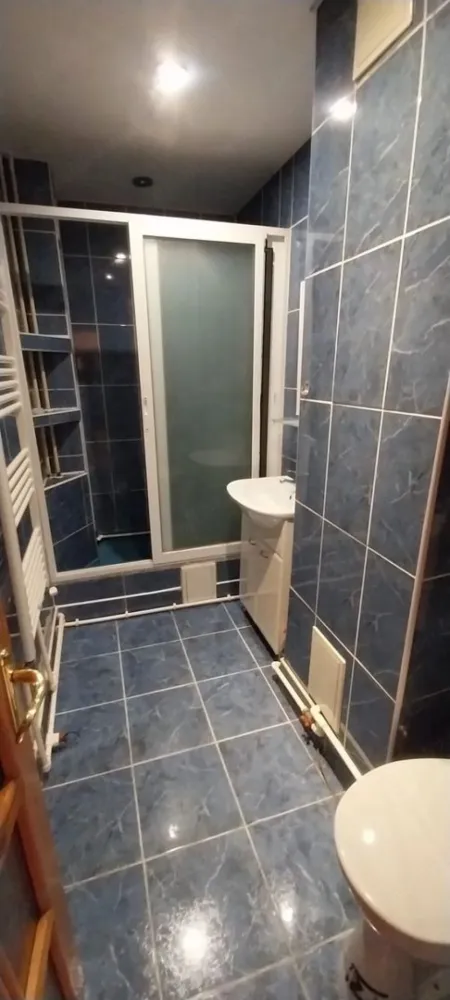 De inchiriat 2 camere, Micro 17, curat, liber - Se oferă spre închiriere apartament cu 2 camere, situat în cartierul Micro 17, la etajul 2. Locuința este spațioasă, curată și bine întreținută. Apartamentul este complet mobilat și utilat, fiind pregătit pentru mutare imediată. Dispune de toate facilitățile necesare pentru un trai confortabil. Un avantaj important este poziționarea excelentă – în apropiere de magazinul Penny, cu acces facil la transport, magazine și alte puncte de interes. Se închiriază pe termen lung. Nu se acceptă animale de companie. La semnarea contractului se solicită: chirie 350 euro, garanție 350 euro și comisionul agenției. Disponibil imediat! Pentru mai multe detalii sau vizionare, nu ezitați să mă contactați. }}