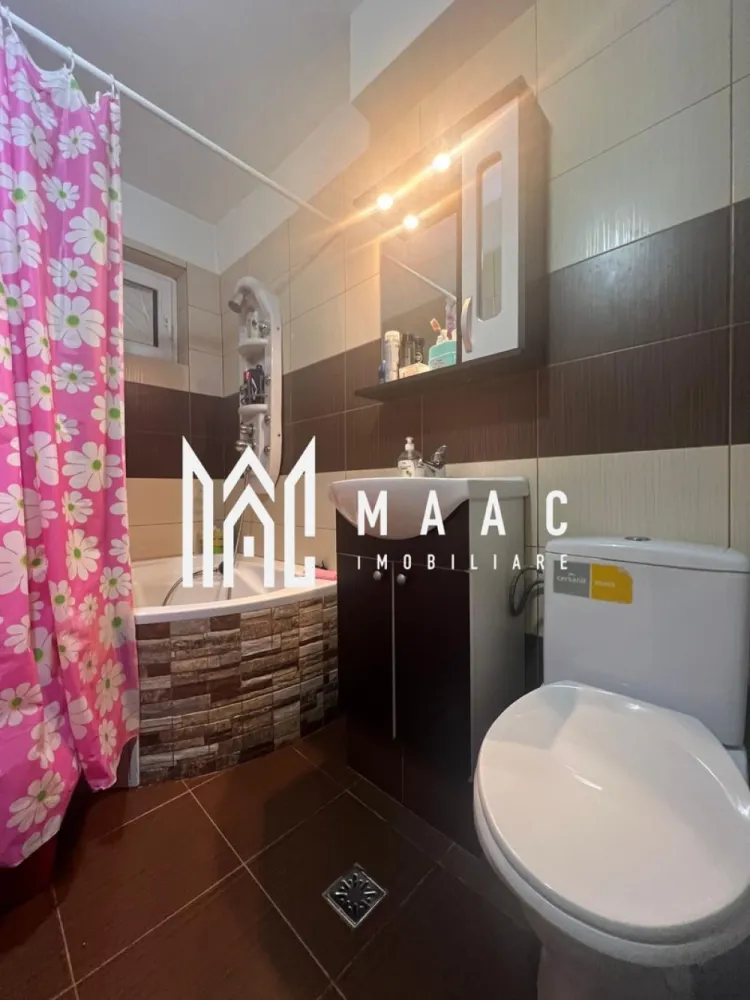 Apartament 2 camere | Nord | Calea lui Traian | Priveliste Paoramica - MAAC Imobiliare vă propune spre vânzare un apartament complet renovat, cu 2 camere, situat într-una dintre cele mai apreciate zone ale orașului – Cartier Nord, pe Calea lui Traian. Poziționarea excelentă oferă acces rapid către Biserica Sf. Petru și Pavel, Spitalul Județean, Piața Nord, precum și numeroase magazine, servicii și mijloace de transport. Detalii apartament: Apartamentul are o suprafață totală de 54 mp și este situat la etajul 8/8, într-un bloc dotat cu lift. Deși se află la ultimul nivel, locuința beneficiază de hidroizolație, iar blocul este inclus în programul de reabilitare, ce prevede și realizarea unui acoperiș nou – un avantaj major pentru viitorul proprietar. Compartimentare: * Dormitor luminos * Living spațios * Bucătărie separată * Hol generos * Baie cu geam * Balcon închis cu PVC, ideal pentru spațiu suplimentar de depozitare sau zonă de relaxare Renovări și dotări: Apartamentul a beneficiat de o renovare totală, incluzând: * Șapă nouă * Instalații electrice și sanitare schimbate integral * Centrală termică proprie * Aer conditionat * Mobilier modern, realizat pe comandă * Finisaje contemporane, de calitate * Balcon închis cu tâmplărie PVC, oferind un plus de confort Imobilul se vinde mobilat și utilat exact ca în fotografiile de prezentare, fiind gata de mutare imediată, fără alte investiții. Pentru detalii suplimentare sau programarea unei vizionări, MAAC Imobiliare vă este la dispoziție cu profesionalism și promptitudine. id: CP2818622 - SP }}