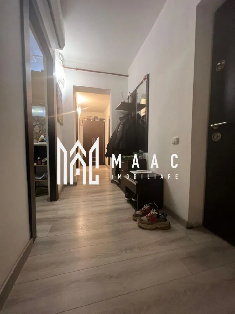 Apartament 2 camere | Nord | Calea lui Traian | Priveliste Paoramica - MAAC Imobiliare vă propune spre vânzare un apartament complet renovat, cu 2 camere, situat într-una dintre cele mai apreciate zone ale orașului – Cartier Nord, pe Calea lui Traian. Poziționarea excelentă oferă acces rapid către Biserica Sf. Petru și Pavel, Spitalul Județean, Piața Nord, precum și numeroase magazine, servicii și mijloace de transport. Detalii apartament: Apartamentul are o suprafață totală de 54 mp și este situat la etajul 8/8, într-un bloc dotat cu lift. Deși se află la ultimul nivel, locuința beneficiază de hidroizolație, iar blocul este inclus în programul de reabilitare, ce prevede și realizarea unui acoperiș nou – un avantaj major pentru viitorul proprietar. Compartimentare: * Dormitor luminos * Living spațios * Bucătărie separată * Hol generos * Baie cu geam * Balcon închis cu PVC, ideal pentru spațiu suplimentar de depozitare sau zonă de relaxare Renovări și dotări: Apartamentul a beneficiat de o renovare totală, incluzând: * Șapă nouă * Instalații electrice și sanitare schimbate integral * Centrală termică proprie * Aer conditionat * Mobilier modern, realizat pe comandă * Finisaje contemporane, de calitate * Balcon închis cu tâmplărie PVC, oferind un plus de confort Imobilul se vinde mobilat și utilat exact ca în fotografiile de prezentare, fiind gata de mutare imediată, fără alte investiții. Pentru detalii suplimentare sau programarea unei vizionări, MAAC Imobiliare vă este la dispoziție cu profesionalism și promptitudine. id: CP2818622 - SP }}