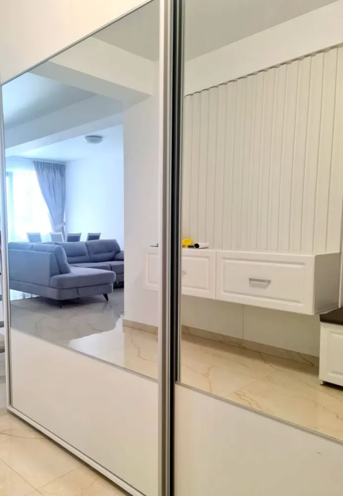 Apartament modern de închiriat în ansamblul Roka Concept, Micro 17 - Te invităm să descoperi acest apartament modern, situat în cadrul noului ansamblu rezidențial Roka Concept, un proiect dedicat confortului și calității vieții. Chirie: 600 euro/lună Garanție: 600 euro Comision agentie: 70% din prima luna de chirie Detalii apartament: Suprafață: 68 mp Etaj: 1 An construcție: 2022 Mobilat și utilat complet (mobilier pe comandă) Caracteristici principale: Încălzire în pardoseală pentru confort termic optim Finisaje de înaltă calitate, materiale premium Baie complet echipată, modernă Aer condiționat Inverter pentru un climat plăcut Tâmplărie Salamander Tripan pentru izolare termică și fonică Centrală termică proprie, control individual al costurilor de încălzire Contorizare individuală pentru apă, gaz și electricitate Lift Schindler pentru acces facil Loc de parcare - inclus în preț Video interfon pentru siguranță și control al accesului Curte privată închisă, spațiu verde supravegheat video Locație: Apartamentul se află într-o zonă liniștită, dar centrală, la doar câțiva pași de: - Parc, Mall, Piață, Școli și grădinițe, Spital, Supermarketuri, Mijloace de transport în comun Nu rata șansa de a deveni chiriaș al acestei locuințe de vis! Pentru mai multe informații sau pentru programarea unei vizionări, te rugăm să ne contactezi. Contact 0746.252.252-Liliana Ene }}