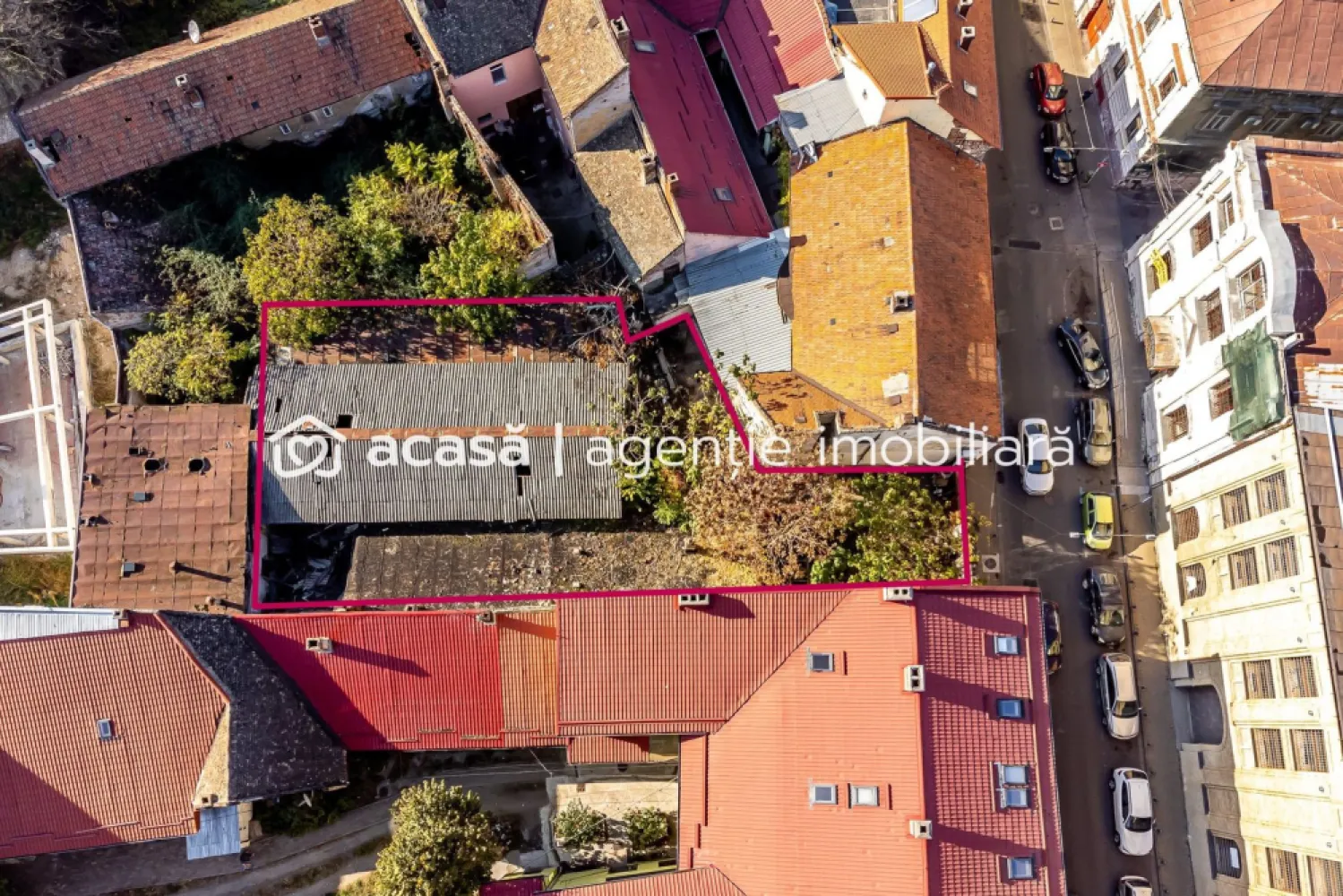 Teren de 439mp pe str. Unirii - Vând teren central cu suprafața de 439 mp, situat pe o strada Unirii din Arad, cu vad pietonal intens. Proprietatea se află aproape de teatru, restaurante și cele mai populare zone ale orașului ce oferă o oportunitate excelentă pentru dezvoltarea unui proiect cu funcționalitate mixtă, ideal pentru investitorii interesați de spații rezidențiale și comerciale într-o locație de primă clasă. Terenul dispune de racordări la apă, canalizare și curent, iar gazul este disponibil la limita proprietății. Unicitatea locației oferă un potențial ridicat pentru proiecte de succes. Contactează-ne astăzi și descoperă potențialul acestui teren excepțional! Contact:0742267773 Szuchanszki Andreea Consultant Imobiliar CP2186918 Birou: ACASĂ | Agenție imobiliară Arad Adresă: Bulevardul Decebal 2, Arad 310133 }}