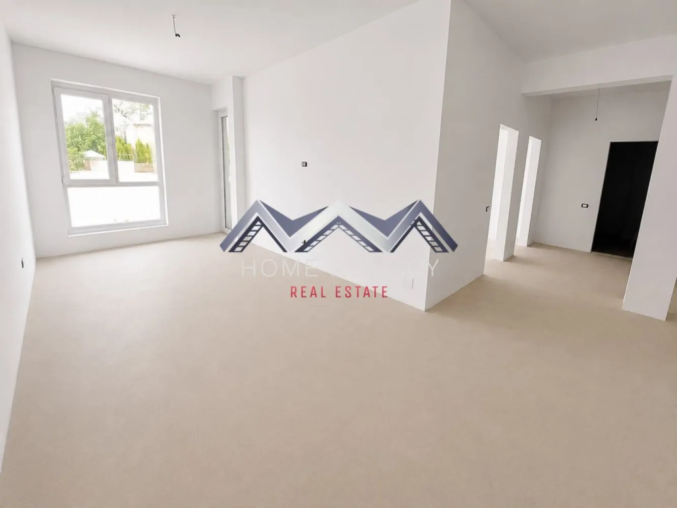 Apartament 3 camere 78 mp utili | Otopeni central | Finisaje la alegere - Dacă îți dorești un apartament nou, într-o zonă centrală din Otopeni, unde poți ajunge pe jos la toate facilitățile importante ale orașului, această proprietate merită cu siguranță atenția ta.

Îți prezentăm, spre vânzare, un apartament cu 3 camere, situat într-un ansamblu rezidențial nou din centrul orașului Otopeni, amplasat într-o zonă liniștită, cu acces rapid către principalele puncte de interes și către București.

Locația este unul dintre cele mai mari avantaje ale proprietății. În aproximativ 5-7 minute de mers pe jos ajungi la Piața Otopeni, Primărie, restaurante, cafenele, farmacii, bănci, supermarketuri și alte servicii esențiale. În apropiere se află stațiile de transport în comun, inclusiv Linia Albastră, cu legătură directă către Aeroportul Henri Coandă și București, iar accesul către DN1, Centura Capitalei și autostradă este rapid și facil.

Apartamentul este eficient compartimentat și oferă:
- living generos, perfect pentru momentele petrecute alături de familie și prieteni;
- două dormitoare luminoase, dintre care unul matrimonial;
- bucătărie open-space, cu posibilitatea de închidere;
- două băi complet utilate;
- hol spațios pentru depozitare.

Imobilul este construit pe structură din beton armat, cu compartimentări interioare și închideri exterioare din cărămidă, oferind un nivel ridicat de confort termic și fonic.

Un avantaj important este faptul că îți poți personaliza locuința după propriul stil. Apartamentul se predă complet finisat, iar tu îți alegi gresia, faianța, parchetul, ușile interioare și obiectele sanitare din variantele puse la dispoziție de dezvoltator, iar acestea vor fi montate înainte de predare.

Dotări:
- centrală termică proprie;
- tâmplărie PVC Salamander;
- ușă metalică la intrare;
- contorizare individuală pentru gaze, apă și energie electrică;
- racord la toate utilitățile publice: apă, gaz, canalizare și electricitate.

De ce să alegi această proprietate?
- poziție centrală, la câteva minute de toate facilitățile orașului;
- construcție nouă, realizată cu materiale de calitate;
- posibilitatea de a-ți alege finisajele înainte de predare;
- achiziție direct de la dezvoltator, fără comision pentru cumpărător;
- alegere excelentă atât pentru locuință proprie, cât și pentru investiție.

Programează acum o vizionare!

*Prețul afișat nu include TVA.