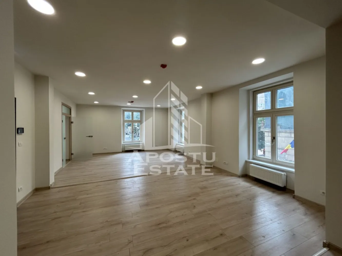 Spatiu birouri, SAD, 89 mp, Zona Ultracentrala Piata Unirii - Agentia imobiliara APOSTU ESTATE va ofera spre inchiriere spatiu pentru birouri,SAD, de 89 mp, langa Piata Unirii Timisoara.

Spatiu este amplasat la etajul 1 al unei cladiri istorice renovate complet, are suprafata totala de 89 mp si este compartimentat in 3 incaperi, 2 grupuri sanitare si doua chicinete( conform plan atasat).
Confortul termic este asigurat de centrala proprie pe gaz si aparate de climatizare.
Contorizarea utilitatilor este separata.|
La inchirierea spatiului se achita doua luni de chirie ca si garantie.

Pentru mai multe detalii sau pentru stabilirea unei vizionari nu ezitati sa ne contactati.
CP3216396