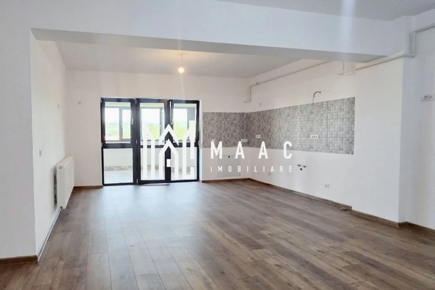 Apartament 3 camere | Bloc Nou | Zoo Valcea | Etaj 3 | 93MP - Apartament Premium de Vânzare în Râmnicu Vâlcea | Ostroveni | Bloc Nou | 3 Camere | Parcare Inclusă

Preț: 139.500 Euro

MAAC Imobiliare vă propune spre vânzare un apartament modern, cu finisaje premium, situat într-un bloc nou din cartierul Ostroveni, pe Strada Ostroveni nr. 134-136, una dintre cele mai apreciate zone rezidențiale din Râmnicu Vâlcea.

Poziționat la etajul 3 al unui imobil construit la standarde moderne, apartamentul oferă un echilibru perfect între confort, funcționalitate și amplasare excelentă, fiind ideal atât pentru locuire, cât și ca investiție.

 Compartimentare

* 2 dormitoare spațioase;
* living generos cu bucătărie open-space;
* 2 băi complet echipate;
* logie închisă cu tâmplărie PVC gri antracit și geam tripan heliomat.

 Suprafețe

* Suprafață utilă: 80,40 mp;
* Suprafață totală: 93 mp;
* Suprafață construită: 108,80 mp.

 Dotări și finisaje

* centrală termică proprie;
* parchet de calitate;
* gresie și faianță premium;
* obiecte sanitare moderne;
* uși interioare elegante;
* finisaje realizate cu atenție la detalii;
* loc de parcare exterior inclus în preț.

 Localizare excelentă

Apartamentul este amplasat într-o zonă aflată în continuă dezvoltare, cu acces rapid către principalele puncte de interes din municipiu:

* la aproximativ 500 metri de Ștrandul și zona de Agrement Ostroveni;
* în apropiere de Bulevardul Dem Rădulescu;
* acces facil către Zoo Vâlcea;
* aproape de școli, grădinițe, supermarketuri, farmacii și restaurante;
* conexiune rapidă cu principalele bulevarde și mijloace de transport.

Această proprietate reprezintă o alegere excelentă pentru familiile care își doresc o locuință modernă într-un bloc nou, dar și pentru investitorii care caută o investiție sigură într-una dintre cele mai căutate zone din Râmnicu Vâlcea.

Pentru informații suplimentare și programarea unei vizionări, echipa MAAC Imobiliare vă stă la dispoziție.