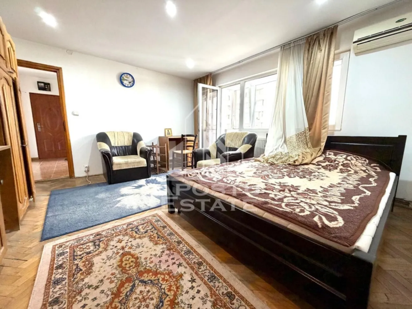 Apartament 2 camere de vanzare, centrala, zona Girocului, Timisoara - Agentia imobiliara APOSTU ESTATE va propune spre vanzare un apartament cu 2 camere, semidecomandat, confort 1, localizat in judetul Timis, Timisoara, zona Girocului.
Apartamentul este situat la etajul 4 (acoperis tigla) si are o suprafata de 50 mp.
Compartimentare:
- Hol de acces
- Bucatarie
- Living
- Dormitor
- Baie
- Balcon
Confortul termic este realizat prin intermediul termoficarii (posibilitate montare centrala proprie).
Zona foarte linistita cu numeroase facilitati si puncte de interes precum: acces rapid si usor la mijloacele de transport in comun, parcare amenajata langa bloc, magazine si supermarket-uri in apropiere, farmacii, institutii de invatamant, restaurante, baruri, cafenele si multe altele.
Agentia imobiliara Apostu Estate va ofera consultanta bancara gratuita prin intermediul colaboratorilor nostri pentru alegerea celui mai potrivit tip de credit, astfel incat tu sa devi noul proprietar al acestui apartament. Va asteptam cu drag la o vizionare chiar si astazi! 
ID intern: CP3198062.
